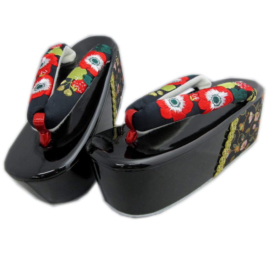 振袖成人式＆卒業式のはかまに。洗える着物・小紋等のカジュアル着物にもGOOD。 上品で豪華な刺繍が、きもの姿をより上品＆華やかに。 こっぽりのような台の高さが魅力的な草履です。身長が欲しい方にはGOOD。 鼻緒の可憐花（アネモネ）刺繍＆側面とかかと部分にも蔦花刺繍・ゴールドライン入りで豪華。 どんなお着物にも合わせ易い色柄で、結婚式・パーティー等でもお使い頂け重宝します。 鼻緒も柔らか太めで、鼻緒受け部分もポリエステル起毛で足に優しい造りです。 底はゴム製で滑りにくく安心。お手入れも簡単で使い易いです。 （サイズ）：フリー（23cm〜24.5cmに適します） 実寸長さ24cm・幅約8cm・高さ約5.5〜7.5cm （素材）：鼻緒ーポリエステル/台ー合皮/中国製 ※草履の履き方として足のカカトが後ろから0.5〜1cm出ててもOKです。
