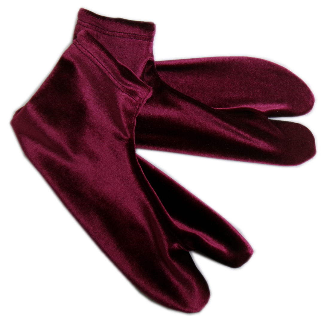 美しい光沢があり、肌触りが良く暖かな高級感あるベロア足袋。 足にピッタリの弾力・伸縮のよいストレッチタイプ。 冷え性さんや冬・春・秋の足元の寒さ対策にもGOOD。 寒い日に足は1番冷える所ですので、暖か足袋は嬉しい。 小紋・紬・洗える着物等のカジュアル着物から、振袖＆袴にもお使い頂けます。 どんなお着物にも合わせ易い上品でオシャレな色です。弾力・伸縮のよいストレッチタイプなので、 履き易く足にピッタリ。 口ゴムタイプなので簡単で楽。 コハゼがなく、靴下のようにサッと履ける足袋。 礼装用には不向きです。（礼装用は白・こはぜ付になります）。 （サイズ）：フリー（適応22〜24cm）/こはぜなし （素材）：表生地：ポリエステル・ポリウレタン・ナイロン/日本製