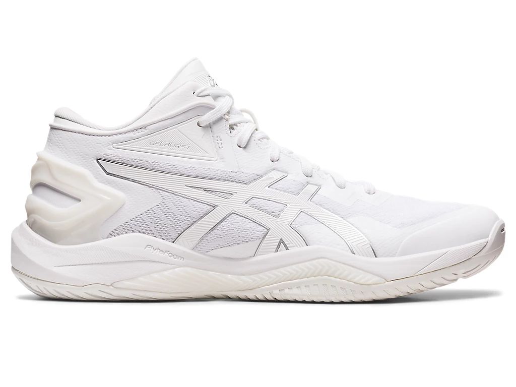 asics GELBURST 27 STANDARD 品目：メンズバスケットボールシューズ シーズン：2023年春夏モデル 品番：1063A066 カラー：100 WHITE/PURE SILVER アッパー：合成樹脂/合成繊維/合成皮革/人工皮革 ミッドソール：合成樹脂 アウトソール：ゴム底 生産国：ベトナム 中足部から前方向に伸びがトラスティックが、ダッシュ時に反発性を発揮し、プレーヤーの加速をサポート。アッパーにソフトで厚みのあるメッシュを採用し、足を包み込むようなフィット性を追求。また足首周りを2重構造にすることでホールド性を追求。かかと部には樹脂製の大型ヒールカウンターを配置。ホールド性を追求し、スピードにのったプレー中のかかと部のブレを抑制。足型は標準的な足幅のスタンダードフィット。2E相当。