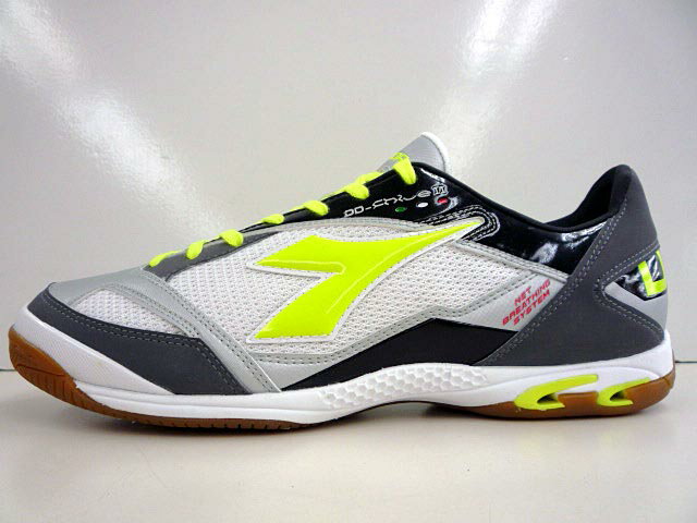 diadora DD-FHIVE II IDX J カラー：3612 メタル/イエローフラッシュ アッパー：人工皮革＋合成繊維（メッシュ）＋マイクロバリア ミッドソール：合成樹脂（EVA/アクセラープロパルションプレート） インソール：取替タイプ アウトソール：ゴム底（IDX：ネットブリージングシステム/フレックスロータックス） ラスト：フットサル専用 対応：屋内・床用 原産国：カンボジア