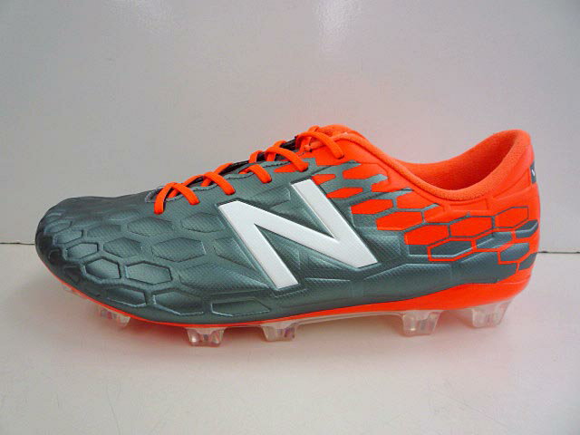 new balance VISARO 2.0 MID LEVEL HG 品目：メンズサッカースパイク固定式 シーズン：2017年春夏モデル 品番：MSVMIH カラー：TT グレー/オレンジ ウィズ：2E アッパー：人工皮革 アウトソール：合成樹脂 生産国：中国 究極のコントロールを追求し進化した「VISARO」HGのミッドレベルモデル。ZONE FUNCTIONALによりボールコントロールを高めたアッパーデザインを、フィット性に優れたマイクロファイバーで構成。抜群の足入れ感でゲームを支配するプレーヤーをサポート。土・人工芝グラウンド用。