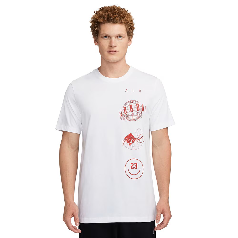 ジョーダン ロゴ STACK S/S クルー 品目：メンズバスケットボールTシャツ 品番：FN6028 カラー：100 ホワイト/ジムレッド 素材：コットン100％ 生産国：中国 過去のアイテムで使用した4つのアイコニックなロゴでJorda...
