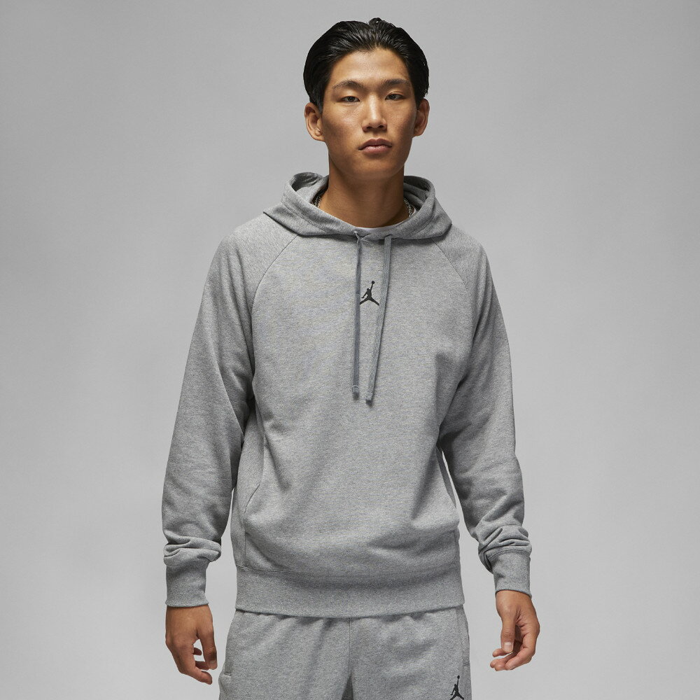 JORDAN DRI-FIT SPORTS CSVR Fleece pullover hoody 品目：メンズフーデッドパーカ 生産国：中国 くつろいで過ごすときも、バスケットをしているときも、このリラックスパーカーでかっこよくキメよう。 軽量のフリース素材とDri-FITの速乾テクノロジーを使用。いつでもさらりとした状態をキープし、あらゆる機会に備えます。 特長 オリジナルのウィングスジャケットをイメージしたステッチラインで、伝統的なスタイルを演出。 速乾性を高めるDri-FITテクノロジーで、さらりとした着心地が持続。 リブ仕様の袖口と裾が動きに合わせて伸縮し、快適な着心地と動きやすさを実現。 商品の詳細 裏地を施したドローコード付きフード 伸縮性に優れたリブ仕様の袖口と裾 フロントポケット プリントされたグラフィック 本体：コットン62％、ポリエステル38％ リブ部分：コットン97％、スパンデックス3％ ポケットバッグ指関節側/フード裏地：コットン100％ 洗濯機洗い可能 品番 : DQ7328-091 表示カラー : カーボンヘザー/(ブラック) アジアサイズ M：胸囲91-97cm 身長155-176cm L：胸囲97-103cm 身長176-185cm