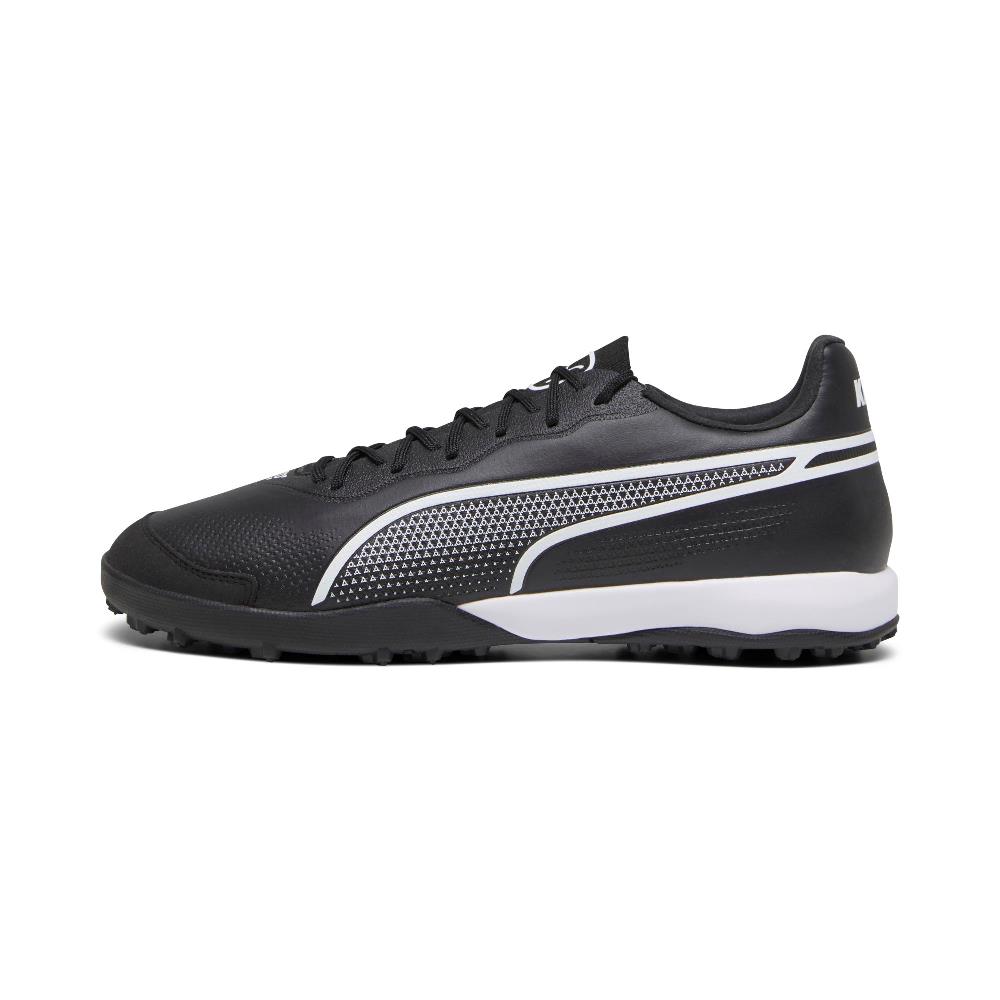 PUMA KING PRO TT 品目：メンズサッカートレーニングシューズ シーズン：2023年秋冬モデル 品番：107255 カラー：01 プーマブラック/プーマホワイト アッパー：人工皮革/合成繊維 ミッドソール：合成樹脂 アウトソール：ゴム底 生産国：ベトナム ボールコントロールを追求するプレイヤーに向けたKING。K-BETTERレザー採用の土及び人工芝、天然芝グラウンド対応モデル。足型は欧米向けのタイトでスリムなパフォーマンスラスト採用。ウィズD相当。