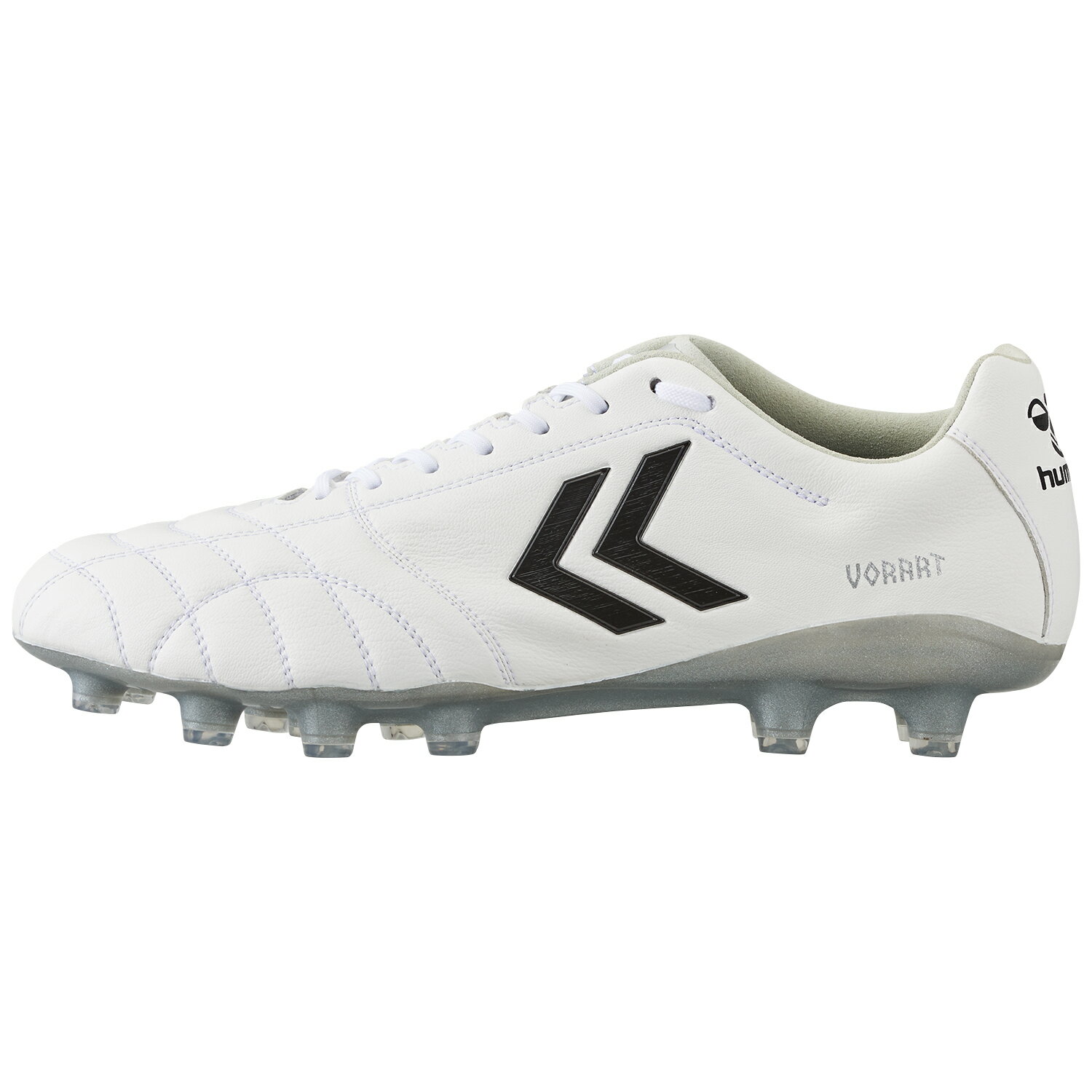 Hummel Vorart III SL PRO SUPERWIDE 品目：メンズ サッカースパイク 固定式 シーズン：2024年モデル 品番：HAS1245SW カラー：1095 ホワイト/シルバー アッパー：人工皮革 アウトソール：合成樹脂 生産国：ベトナム ナノフィットスキン,KaRVO,グリップインソール,PORON アッパーにしなやかな人工皮革「ナノフィットスキン」を採用することで優れたフィッティングを実現。アウトソールは軽量性・反発性に優れたナイロン樹脂をベースに、スタッド部分へ耐摩耗性に優れたウレタン樹脂を採用。形状を見直した変形丸型スタッドがグリップ性を向上。4E相当のスーパーワイドラストを採用。 天然芝、人工芝、土グラウンドに対応したアウトソール。