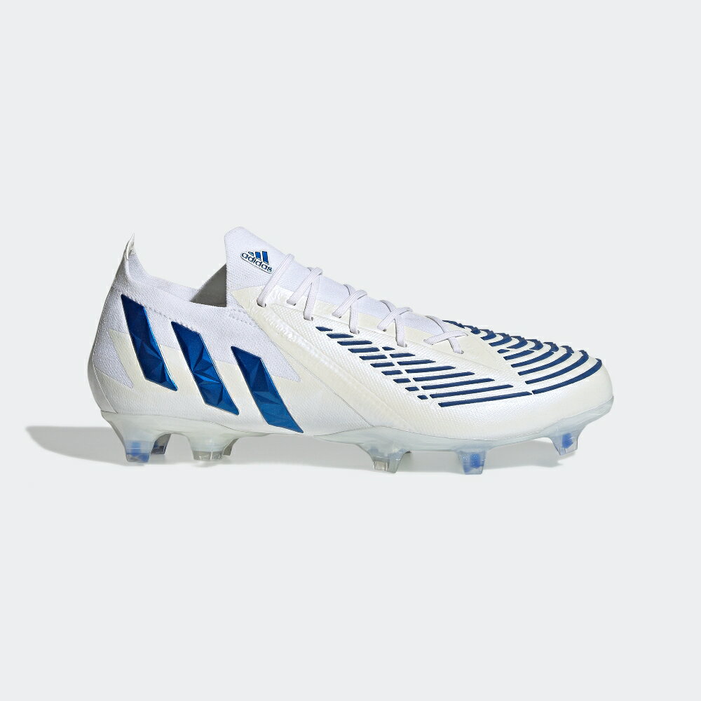 adidas PREDATOR EDGE.1 Low FG 品目：メンズサッカースパイク固定式 シーズン：2022年Q2モデル 品番：GV7388 カラー：フットウェアホワイト/ハイレゾブルー/フットウェアホワイト アッパー：合成皮革/合成繊維 アウトソール：合成樹脂 生産国：インドネシア 決定的な違いを生むコントロールを。アッパーを、ドリブル、パワー、スワーブ、コントロールの4つのゾーンに分類し、ラバーリブの加工を施すことでそれぞれの特徴に沿ったプレーをサポートする。また、パワーファセットを加えることで、前足部への重量比率を高め、力のあるキックにも貢献する。2ピースのプライムニットで構成されたローカットの履き口が、快適な足入れを実現。さらに、激しい動きの中でも安定感を高めてくれる。 レギュラーフィット シューレースクロージャー adidasプライムニットアッパー ローカットの履き口 ゾーンスキンを採用したラバーコントロールゾーン 天然芝対応のアウトソール