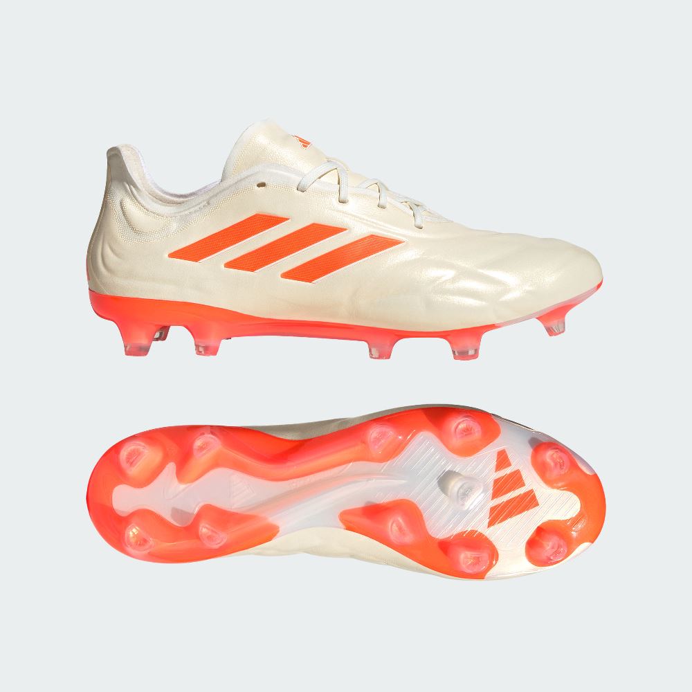 adidas COPA PURE.1 FG 品目：メンズサッカースパイク固定式 シーズン：2023年Q2モデル 品番：HQ8903 カラー：オフホワイト/チームソーラーオレンジ/オフホワイト アッパー：合成皮革/天然皮革 アウトソール：合成樹脂 生産国：インドネシア 優れたプレーを引き出す、シームレスな軽量レザースパイク。サッカーは美しい。そんなサッカーを純粋に愛する人のための、比類なき快適な履き心地と正確なボールタッチをもたらすアディダス コパ ピュア。前足部のキルティングを施したフュージョンスキンレザーと、テキスタイルの履き口をシームレスに融合。柔らかいボールタッチを実現するクッション性と安定性を両立させた軽量スパイク。天然芝のピッチをしっかり掴む、特別なアウトソールを搭載。 レギュラーフィット シューレースクロージャー フュージョンスキンレザーアッパーに3Dハプティックプリント 合成素材のライニング 天然芝対応のアウトソール