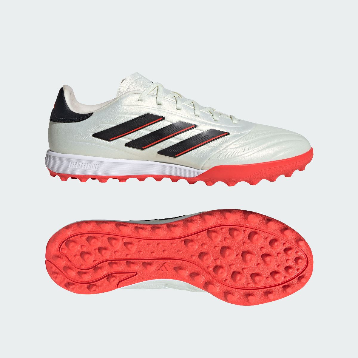 adidas COPA PURE 2 ELITE TF 品目：メンズサッカートレーニングシューズ シーズン：2024年Q1モデル 品番：IE7514 カラー：アイボリー/コアブラック/ソーラーレッド アッパー：天然皮革 ミッドソール：合成樹脂 アウトソール：ゴム底 生産国：インドネシア ゲームをコントロールするには、ボールを足に吸い付かせる必要がある。快適なコパ ピュア 2を履いて、思い通りのプレーをしよう。伝統からインスピレーションを得たデザインと、先端的なパフォーマンスを融合させたのが、このサッカーシューズ。前足部には、素足感覚のボールタッチに繋がる、キルト加工を施したカウレザーを採用。突起のあるラバーアウトソールが、ピッチでの自信に満ちたプレーをサポートする。 レギュラーフィット シューレースクロージャー 前足部にレザーを採用した、ソフトな合成アッパー ターフ用アウトソール