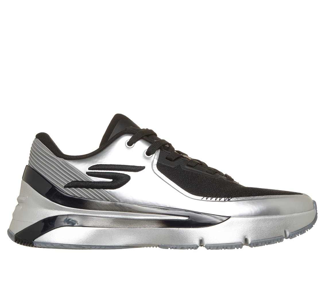 SKECHERS SKX FULL-COURT PRESS 品目：メンズ バスケットボール シューズ 品番：253035-BKSL カラー：ブラック/シルバー アッパー：合成樹脂/合成繊維 ミッドソール：合成樹脂 アウトソール：ゴム底 生産国：ベトナム SKX Full-Court Pressで、4クォーターを通してフレッシュなプレーをキープ。コートの両サイドでスピードと安定性を発揮するよう設計された、ローカットのレースアップシューズは、抜群の柔軟性と快適性を提供します。すべてのシューズに、TPUオーバーレイを施した軽量で通気性に優れたメッシュアッパー、弾力性のあるSkechers Move Foamミッドソールとインソールクッション、サポート力の高いArch Stabilityソックライナー、横方向の力を支えるVersa WingミッドソールTPU、そして試合中の優れたグリップ力を発揮する耐久性の高いGoodyearパフォーマンスアウトソールを採用しています。