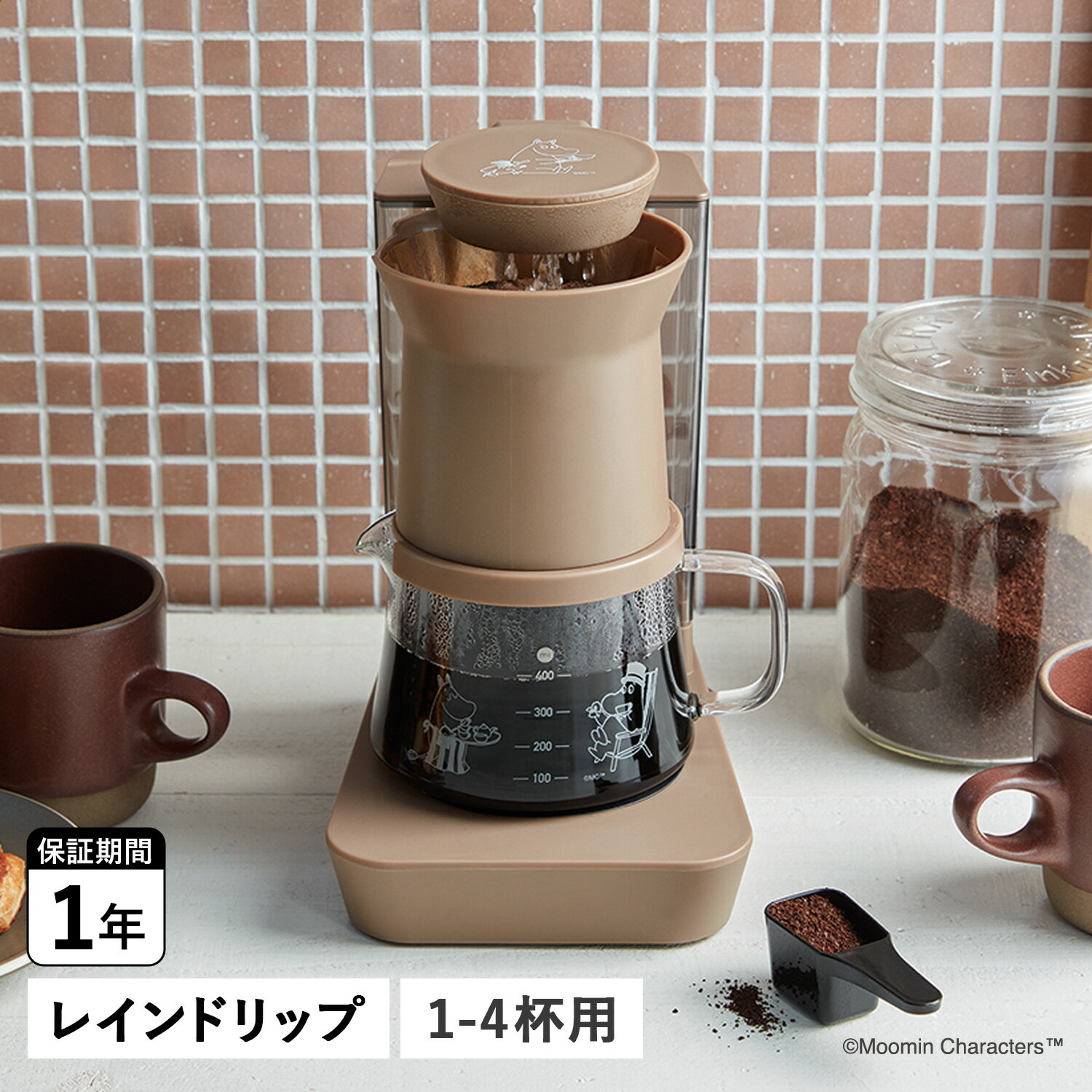 商品説明 【「今どきの暮らしにちょうどいい」を大切に、日本で生まれたキッチン家電ブランド recolte】 大人の女性を中心に人気のキャラクター「ムーミン」とレコルトのレインドリップコーヒーメーカーのコラボレーション。ムーミン、ムーミンパパ、ムーミンママのかわいいイラストがプリントされております。忙しい朝はマシンドリップ、ゆったりした休日にはハンドドリップと気分によって使い分けることができる2WAYのドリップ式コーヒーメーカーです。雨のような「レインドリップ」で抽出の際にムラがおきにくく、おいしいコーヒーをいれることができます。また、フィルターホルダーがオープンデザインなので、ドリップ中はコーヒーアロマお楽しめます。最大約480mlの抽出が可能で、1度に4杯までコーヒーがいれられます。パーツはそれぞれ取り外せるようになっているので、給水や後片付けもとっても簡単です。 ブランド名 / 商品名 recolte レコルト / RDC-1 カラー ブラウン：BROWN(MBR) 素材 / 仕様 本体：ポリプロピレン AS樹脂 ガラスポット：ガラス 電源：AC100V 50/60Hz消費電力：680W 種類：ドリップ式(水溶器着脱型)保温装置の有無：有 コード長：約80cm付属品：計量スプーン 容量：約480ml 重量：約1.0kg 生産国 CHINA 保証期間 1年 サイズ 幅：14.5cm×高さ：25.5cm×奥行：20.5cm こちらの商品は、メーカー公式の採寸基準で計測しています。 ご購入前に必ずお読みください サイズ・仕様について 商品によって若干の誤差が生じてしまう場合がございます。ご了承ください。 カラーについて 個体ごとに若干の誤差がある場合がございます。商品の画像は、できるだけ商品に近いカラーにて、掲載をしております。お客様のモニターの設定により、色味に違いが発生してしまう場合もございます。あらかじめご了承ください。 予約商品の納期発送目安について 予約商品の納期発送目安は、以下の通りになります。 上旬：1日-10日頃発送予定 中旬：11日-20日頃発送予定 下旬：21日-末日頃発送予定 ※目安になりますので、日程が多少前後する場合があります。 保証書について 商品には「保証書」があるものがございます。配送作業の関係上「保証書」には販売店名・販売日の記載がございません。 「受注番号の記載されたご注文時のメール」が購入証明となりますので、「保証書」と「メールの控え」を必ず保管して下さい。 類似商品はこちらrecolte RDC-1 レコルト コーヒー4,950円recolte RCM-2 レコルト コーヒー6,600円recolte RCD-1 レコルト コーヒー22,000円recolte SLK-2 レコルト コーヒー5,500円recolte RPS-2 レコルト ホットサ5,500円recolte RGB-1 レコルト ブレンダ7,920円recolte RCP-3 レコルト フードプ7,920円recolte RSM-2 レコルト パンケー2,970円recolte RKR-1 レコルト 毛玉取り4,400円新着商品はこちら2024/5/10JILLSTUART SHORT UMBREL10,450円2024/5/10JILLSTUART SHORT UMBREL14,300円2024/5/10JILLSTUART SHORT UMBREL14,300円再販商品はこちら2024/5/11 inov-8 FLYROC 345 GT C13,300円2024/5/11 NIKE ナイキ スニーカー メンズ P-615,400円2024/5/11 ジェニュイン アンブレラ ワークス GENU3,980円2024/05/11 更新 類似商品はこちらrecolte RDC-1 レコルト コーヒー4,950円recolte RCM-2 レコルト コーヒー6,600円recolte RCD-1 レコルト コーヒー22,000円新着商品はこちら2024/5/10JILLSTUART SHORT UMBREL10,450円2024/5/10JILLSTUART SHORT UMBREL14,300円2024/5/10JILLSTUART SHORT UMBREL14,300円再販商品はこちら2024/5/11 inov-8 FLYROC 345 GT C13,300円2024/5/11 NIKE ナイキ スニーカー メンズ P-615,400円2024/5/11 ジェニュイン アンブレラ ワークス GENU3,980円