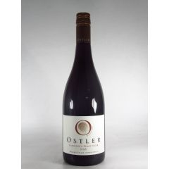 オスラー・ヴィンヤードのフラッグシップワイン。自社畑クロ・オスラーの、石灰質土壌の斜面に植わったブドウを使用。テロワールの個性、冷涼な気候、スミレやラベンダー、赤い果実、エキゾチックなスパイスなど複雑なアロマが感じられる。滑らかな果実味に、スパイスを感じるタンニンと芳醇な味わい。原語表記：Ostler Vineyards North Otago Caroline's Pinot Noir[2018]ワイン生産地： ニュージーランド/セントラルオタゴ/ノースオタゴ品種： ピノノワール100％容量： 750mlワイン分類： スティル ワイン色： 赤ワイン甘-辛： 辛口Wine Score:ワイン アドヴォケイト： -点ワイン スペクテイター： -点Awards： -