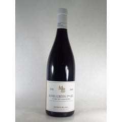 地図上では「Les Meix」（レ・メ）と記されている1級畑で、アロース・コルトン村のど真ん中にある。カシス、ブラックベリー、ブルーベリーなど、黒い果実を連想させる香り。力強く、堅牢なストラクチャー。長期熟成型のワイン。原語表記：MOREY BLANC Aloxe Corton 1er Cru Clos du Chapitre[2018]ワイン生産地： フランス/ブルゴーニュ/アロースコルトン品種： ピノノワール100％容量： 750mlワイン分類： スティル ワイン色： 赤ワイン甘-辛： 辛口Wine Score:ワイン アドヴォケイト： -点ワイン スペクテイター： -点Awards： -