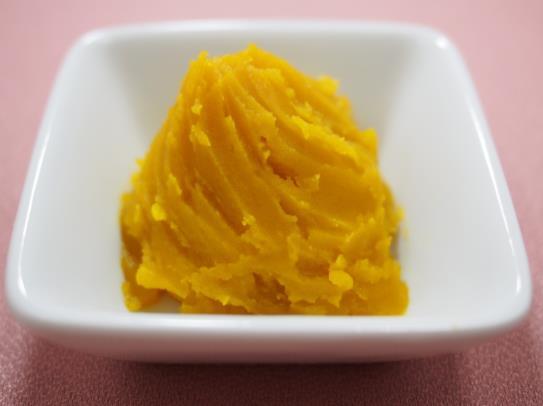 極上パンプキン　北海道産のかぼちゃ使用　製菓・製パン用 北海道産のかぼちゃをペースト状 にした、なめらかなかぼちゃ餡です。 添加物不使用で、かぼちゃの自然な 風味、色合いをお楽しみください。