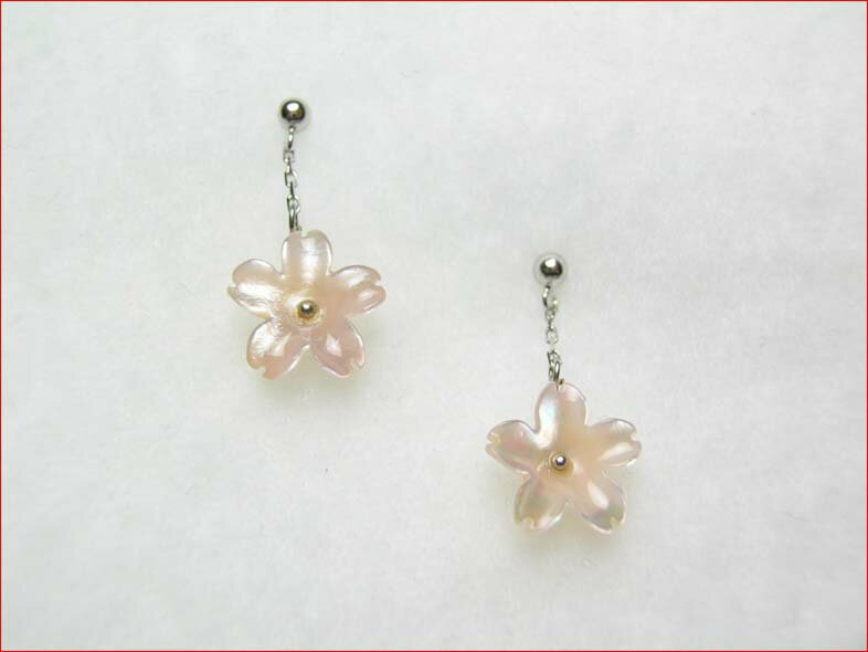 ピンクシェルのさくらピアス　　K14ホワイトゴールド