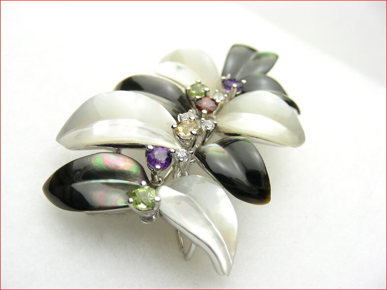 原色のスーツでも存在感をはっきり主張できる輝きとコントラスト　ホワイト＆ブラックシェルブローチ09..