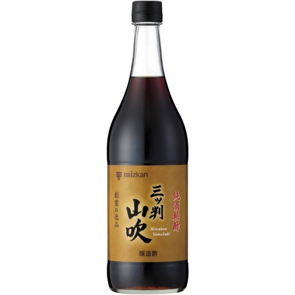 1)名称：穀物酢 2)原材料：酒かす（国内製造） 3)内容量：900ml　 4)賞味期限：開封後お早めにお召し上がりください　　 5)保存方法：直射日光を避け常温で保存　　純酒粕酢三ツ判山吹は永い伝統を受け継ぐ贅をつくしたお酢です。 熟成させた酒粕だけを仕込み、江戸時代からの伝統製法を生かして、ゆっくりと時間をかけて造り上げました。 飴色の深い色あいから赤酢と呼ばれ、芳醇でまろやかな味わいです。 お酢に充分うまみがありますので、砂糖、塩、しょうゆをひかえめにお使いください。 赤シャリのお寿司(すし)、酢の物などにお使いいただけます。