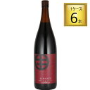 容量：1800ml 生産国：日本 生産地域：山梨県 品種：マスカット・ベーリーA、ベーリー・アリカント タイプ：スティルワイン 色：赤 味わい：ライトボディ 飲み頃温度：16℃ アルコール度数：12.5％ 栓：スクリューキャップ 香り・味わい：ベーリーAに樽熟成させたアリカントをブレンドし、少し重みを持たせた造りのテーブルワインです。ほんのりとした樽香や甘い香り、穏やかな渋みと軽快な酸味をお楽しみください。 現存する日本最古のワイナリー：創業者である土屋龍憲が明治10年に創業して以来まるき葡萄酒ではワイン造りを行っています。龍憲の「フランスワインがフランス料理に合うように、甲州ぶどうか和食に合わないはずがない」の言葉を忘れず、山梨に根付いている「甲州」「マスカット・ベーリーA」から造る、日本食に合うワインの探求はこれからも続きます。 料理とのペアリング：照り焼きチキン、豚の角煮、ローストビーフ、鴨のコンフィ --------------------------------- 画像と異なる場合がございます。 当店では、現行ヴィンテージの販売となります。 ご指定のヴィンテージがある際は事前にご連絡ください。 不良品以外でのご返品はお承りできません。 商品数により送料が変更になる場合がございます。 ※送料が変更になる場合には当店より送料変更のメールをお送り致しておりますので、確認をお願い致します。