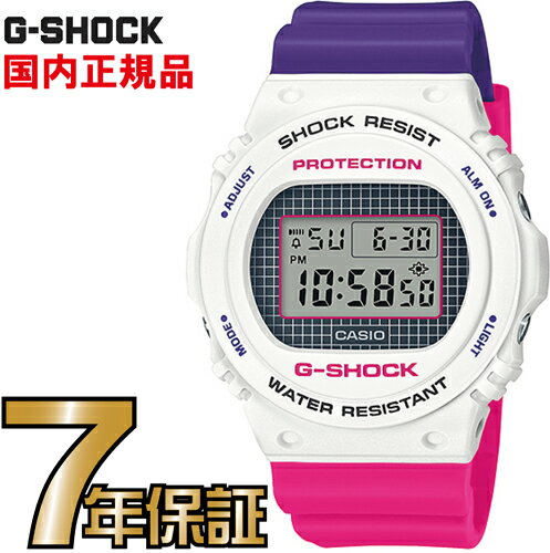 商品詳細 タフネスを追求し進化を続けるG-SHOCKとアクティブな女性のためのカジュアルウオッチBABY-Gから、BABY-Gの25周年スペシャルロゴカラーを纏ったNewモデル「Throwback 1990s」が登場。 ベースモデルにはラウンドフェイスのDW-5700を採用し、BABY-Gの25周年ロゴに使用された、ブルー・パープル・ピンクの配色でストリート感溢れるクールなデザインに仕上げました。また、フェイスには90年代のストリートカルチャーから着想を得た、ジオメトリックなパターンをデザイン。インパクトあるカラーリングと幾何学模様が着こなしのアクセントになります。 更に、ライトボタンを押すとG-SHOCKにはSHOCK RESISTのマークが浮かび上がる仕様です。 おそろいのデザインでペアとしても楽しめるNewモデルの登場です。 ケース・ベゼル材質： 樹脂 樹脂バンド 耐衝撃構造（ショックレジスト） 無機ガラス 20気圧防水 ストップウオッチ（1/100秒（00'00"00〜59'59"99）／1秒（1:00'00"〜23:59'59"）、24時間計、スプリット付き） タイマー（セット単位：1秒、最大セット：24時間、1秒単位で計測、オートリピート） マルチアラーム・時報 フルオートカレンダー 12/24時間制表示切替 ELバックライト（残照機能付き） 報音フラッシュ機能（アラーム／時報／タイマー連動発光） 精度：平均月差±15秒 電池寿命：約2年 サイズ（H×W×D） : 48.5×45.4×11.8mm 質量 : 53g