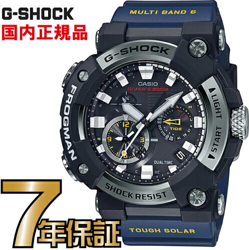 商品詳細 G-SHOCK MASTER OF Gシリーズの中でISO規格200m潜水用防水機能を備えた“FROGMAN”が、シリーズ初となるアナログ表示で新たに登場。 シリーズ誕生となる1993年から継承し続けアイコンとなっている左右非対称のフェイスデザインはそのままに、ホームタイム・デュアルタイムの時刻表示、そしてダイビング時間計測の全てをアナログで表現。また、大型の蓄光時分針を採用することで、視認性を高め、計測情報を直感的に判断できるデザインに仕上げました。 更に今回のモデルは、デザインだけではなく、素材、構造、機能においても進化を果たしました。素材・構造面では、ケースと裏蓋を一体化させたカーボンモノコックケースを採用。カーボン繊維入りの強化樹脂は、吸水率が低く、加水分解を起こしにくいため高い防水機能と強度を誇り、カーボンモノコックケースでISO規格200m防水機能を実現しました。しかも、その素材特性を生かした外装構造により、タフネス性能を飛躍的に進化させると共に、前作のGWF-D1000シリーズから22gの軽量化を実現し着け心地も向上しました。加えて、バンドには汚れがつきにくく、加水分解を起こしにくい「フッ素エラストマー」を採用し、過酷な環境下でも耐えうる仕様になっています。 機能面では、Bluetooth®システムにより時計側の操作が不要になった新モジュールを新たに搭載。時・分針とデュアルタイム針に用いた高速運針を可能にする3つのデュアルコイルモーターと共に、よりストレスフリーなオペレーションを実現しました。 そして、専用アプリケーション「G-SHOCK Connected」をダウンロードし、対応するスマートフォンに連携させることで、アプリ内に内蔵されている世界約3000箇所の潮汐データを簡単に設定することができます。そのうえ、ダイビングログをスマートフォン上で確認でき、時計側で計測したデータをより詳細に楽しむことができます。 ISO規格200m潜水用防水機能を搭載しながらデザイン、素材、構造、機能において全方位的に進化した新生FROGMANの登場です。 ダイビング機能 ISO規格200m潜水用防水機能 設定したエリアの潮汐情報がわかるタイドグラフ 高輝度なLEDライト（スーパーイルミネーター） ケース・ベゼル材質： カーボン／ステンレススチール 樹脂バンド ネオブライト 球面・曲面ガラス ねじロック式リューズ カーボンコアガード構造 耐磁時計（JIS1種） 耐衝撃構造（ショックレジスト） 内面無反射コーティングサファイアガラス ブラックIP（ケース部） ISO200m潜水用防水 タフソーラー（ソーラー充電システム） 電波受信機能：自動受信（最大6回／日） （中国電波は最大5回／日）／手動受信 ＜日本＞受信電波：JJY、周波数：40kHz／60kHz（福島／九州両局対応モデル） ＜北米地域＞受信電波：WWVB、周波数：60kHz ＜ヨーロッパ地域＞受信電波：MSF／DCF77、周波数：60kHz／77.5kHz ＜中国＞受信電波：BPC、周波数：68.5kHz * ホームタイム設定を電波受信可能な時差に設定すると、時差に合わせた局を受信します。 モバイルリンク機能（対応携帯電話とのBluetooth®通信による機能連動） 針位置自動補正機能 針退避機能（時針と分針がインダイアルと重なって見づらい時は、時針と分針をインダイアルの上から一時的に退避させることができます） デュアルタイム（27タイムゾーン、サマータイム自動設定機能付き、ホームタイムの時刻入替機能付き） ダイビング機能：潜水時間計測（最大2時間、1秒単位で計測）、水面休息時間表示（最大24時間）、ダイビングログ取得（最大30本） ストップウオッチ（1秒、24時間計） タイマー（セット単位：1分、最大セット：24時間、1秒単位で計測） 時刻アラーム パワーセービング機能（暗所では一定時間が経過すると運針を停止して節電します） 日付・曜日表示 フルオートカレンダー LEDライト（スーパーイルミネーター、残照機能付き） フル充電時からソーラー発電無しの状態での駆動時間 機能使用の場合：約5ヵ月 パワーセービング状態の場合：約30ヵ月 ※電波受信が行われない場合や、スマートフォンと連携しない場合は、通常のクオーツ精度（平均月差±15秒）で動作します。 サイズ（H×W×D） : 56.7×53.3×19.7mm 質量 : 119g