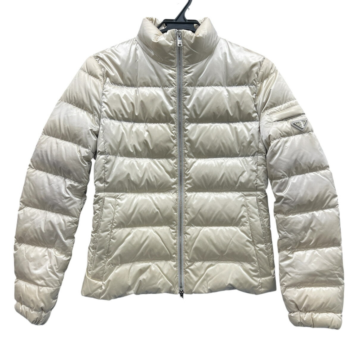 Rakuten - PRADA 希少 美品 プラダ トライアングルロゴ キルティング ダウンジャケット 29W149 ダウン フェザー ポリアミド アイボリー ホワイト 光沢 #38 レディース 三角プレート ロゴプレート ABランク 中古 鑑定済 プラダダウン