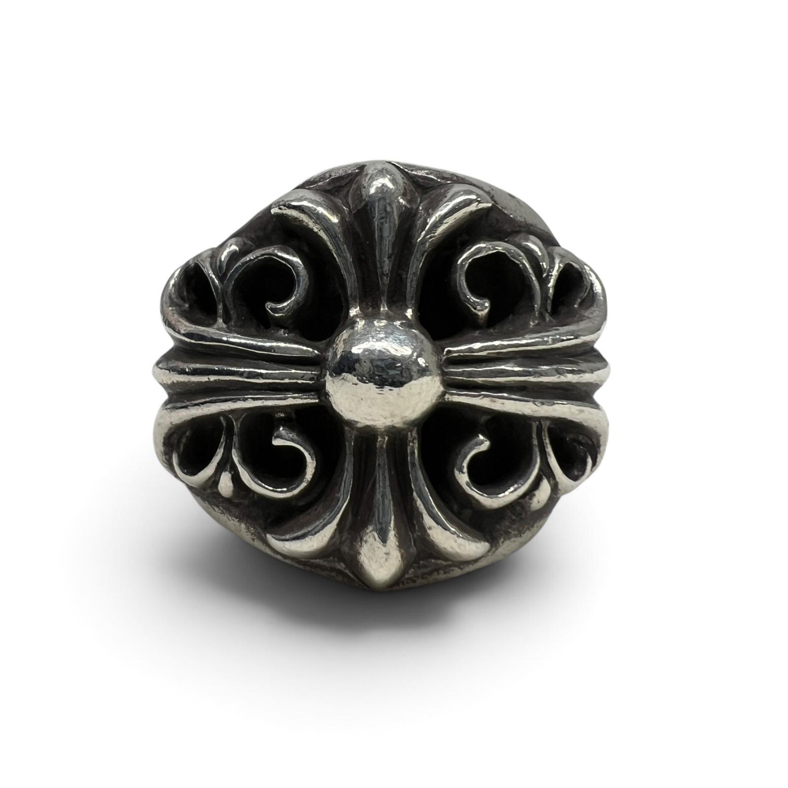 商品番号b26073006 ブランドChrome Hearts/クロムハーツ アイテムリング・指輪 タイプKEEPER RING キーパー 対象メンズ 季節・シーズンオールシーズン 重量22.5g 素材シルバー サイズ 15号号リング幅：約21mmリング内径：約20mm 仕様 ※手作業での計測でございますので、誤差が生じる場合もございます。何卒、ご了承くださいませ。 付属品 保存袋 レシート・ポリッシングクロス 状態 Bランク小傷・内跡・くすみ、正面から見て左上に歪みございますが、まだまだお使いいただける一般的な中古品でございます。 内側・その他 金具部分：小キズ、凹み、くすみ お品物や発送時期など、ご不明点がございましたら、【ご購入前に】遠慮なく、お問い合わせ・お申し付けくださいませ。 皆様のご検討・ご購入をお待ちしております。 ※閲覧されているデバイスの環境により、実際のお色と色合いが異なって見える場合がございます。ご確認いただいた上でのご購入をお願い申し上げます。 ※中古品の場合、記載情報以外のダメージ・仕様がある恐れもございます。ご不明点は必ず購入前にお問い合わせをお願い申し上げます。
