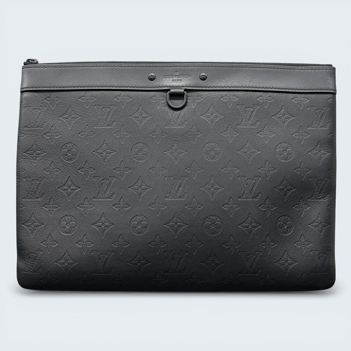 商品番号b26032313 ブランドLOUIS VUITTON/ルイ・ヴィトン アイテムクラッチバッグ タイプポシェット ディスカバリー 型番M62903 対象メンズ カラー ブラック 季節・シーズンオールシーズン 生産国スペイン 生産年2019年 刻印UB4189 素材レザー サイズ 約W35.5cm x 約H26cm x 約D1cmショルダー高さ：約-45cm 仕様 ※手作業での計測でございますので、誤差が生じる場合もございます。何卒、ご了承くださいませ。 付属品 なし 状態 ABランク角擦れ、内側薄汚れ少々ございますが、全体的に美品でございます。 外側 形状：良い コーナー：スレ 内側・その他 内側：薄汚れ お品物や発送時期など、ご不明点がございましたら、【ご購入前に】遠慮なく、お問い合わせ・お申し付けくださいませ。 皆様のご検討・ご購入をお待ちしております。 ※閲覧されているデバイスの環境により、実際のお色と色合いが異なって見える場合がございます。ご確認いただいた上でのご購入をお願い申し上げます。 ※中古品の場合、記載情報以外のダメージ・仕様がある恐れもございます。ご不明点は必ず購入前にお問い合わせをお願い申し上げます。