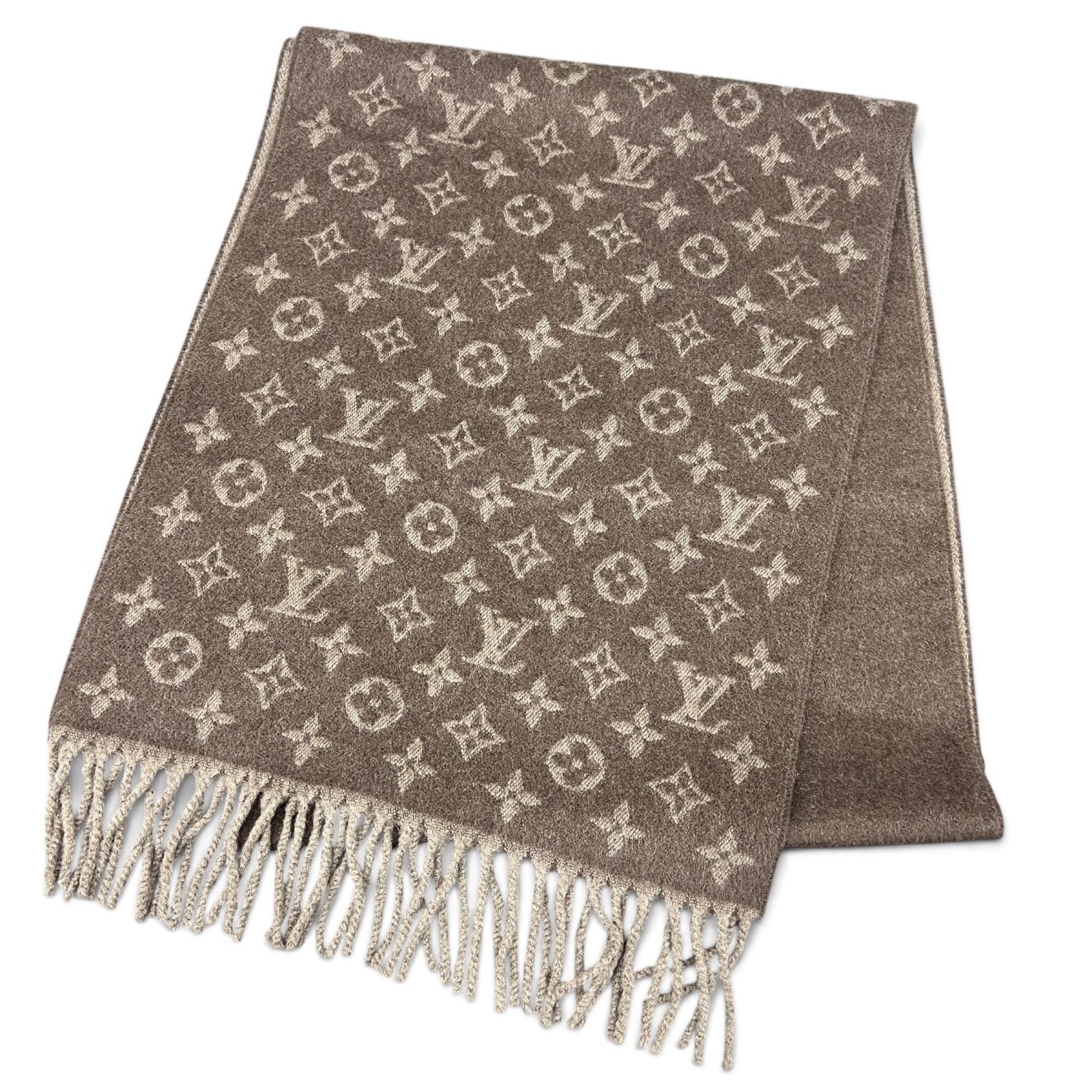 商品番号b26081304 ブランドLOUIS VUITTON/ルイ・ヴィトン アイテムマフラー タイプエシャルプ モノグラム グラディエント 型番M70258 対象ユニセックス カラー ヘーゼルナッツ 季節・シーズン冬 生産国イタリア 生産年2017年 刻印GT1127 素材カシミヤ/ウール サイズ 横：約200cm縦：約35cm 仕様 ※手作業での計測でございますので、誤差が生じる場合もございます。何卒、ご了承くださいませ。 付属品 箱(破れあり) 状態 Aランク使用感をほとんど感じない極美品でございます。 外側 形状：良い お品物や発送時期など、ご不明点がございましたら、【ご購入前に】遠慮なく、お問い合わせ・お申し付けくださいませ。 皆様のご検討・ご購入をお待ちしております。 ※閲覧されているデバイスの環境により、実際のお色と色合いが異なって見える場合がございます。ご確認いただいた上でのご購入をお願い申し上げます。 ※中古品の場合、記載情報以外のダメージ・仕様がある恐れもございます。ご不明点は必ず購入前にお問い合わせをお願い申し上げます。