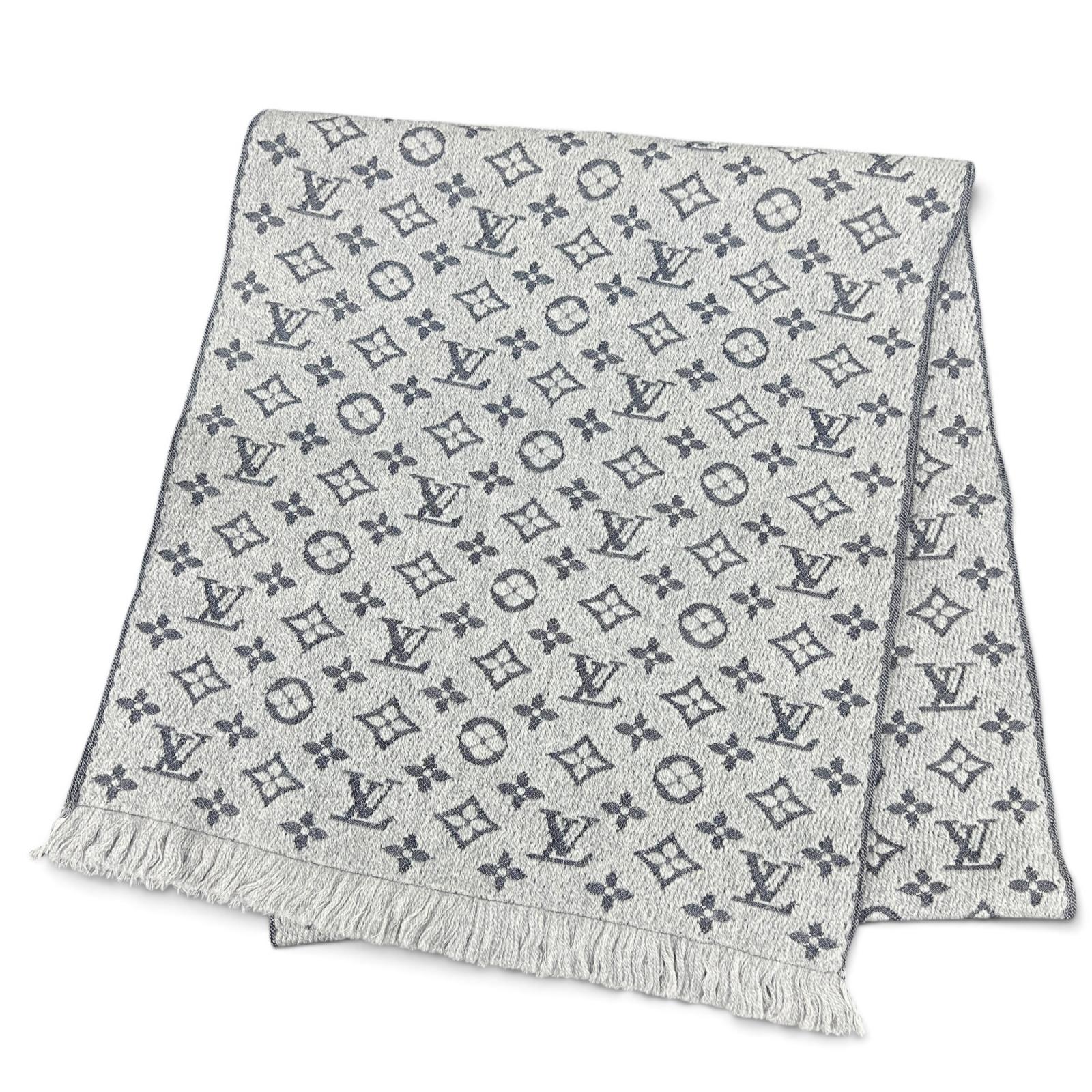 商品番号b26081305 ブランドLOUIS VUITTON/ルイ・ヴィトン アイテムマフラー タイプモノグラムクラシック 型番M70932 対象ユニセックス カラー グリクレール 季節・シーズン冬 生産国イタリア 生産年2019年 刻印IS1129 素材ウール サイズ 横：約185cm縦：約40cm 付属品 保存箱 状態 Aランク使用感をほとんど感じない極美品でございます。 外側 形状：良い お品物や発送時期など、ご不明点がございましたら、【ご購入前に】遠慮なく、お問い合わせ・お申し付けくださいませ。 皆様のご検討・ご購入をお待ちしております。 ※閲覧されているデバイスの環境により、実際のお色と色合いが異なって見える場合がございます。ご確認いただいた上でのご購入をお願い申し上げます。 ※中古品の場合、記載情報以外のダメージ・仕様がある恐れもございます。ご不明点は必ず購入前にお問い合わせをお願い申し上げます。