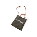 商品説明 ■ブランド：CELINE セリーヌ ■シリーズ：トリオンフ ■商品名：バーテイカルカバ PVC×レザー ハンドバツグ ■商品状態：中古 ■商品ランク：Aランク/かなり状態が良い ■サイズ：縦（中央）：20cm、横（上部）：17cm、横（下部）：17cm、マチ：5.5cm、ストラップ：103.5~106cm、持ち手：29cm ■ブランド： セリーヌ ■全体状態：目立たない程度の小傷・汚れがある中古品。 ■仕様：　 ■備考：セリーヌより「ミディアムバーティカルカバトートバッグ」のご紹介です。 パリの凱旋門を囲むチェーンにインスパイアされたブランドアイコン「トリオンフ」モチーフのトートバッグです。取り外し可能なストラップが付属しているのでハンドバッグとショルダーバッグの2WAYでシーンに合わせてお使いいただけます。 ■在庫店舗：池袋本店 ■商品番号：280 Description ■Brand：CELINE ■Series：トリオンフ ■Name：Vertical Cover PVC x Leather Handbag ■Condition：Used ■Rank：A rank/Near Mint ■Size：Length (center): 20cm, Width (top): 17cm, Width (bottom): 17cm, Depth: 5.5cm, Strap: 103.5~106cm, Handle: 29cm ■brand： Celine ■Overall condition：Second-hand goods with minor scratches and dirt that are not noticeable. ■Specification： ■Remarks：Introducing the "Medium Vertical Hippo Tote Bag" from Celine. A tote bag with the brand icon "Triomphe" motif inspired by the chain surrounding the Arc de Triomphe in Paris. Comes with a removable strap, so you can use it in 2 ways, a handbag and a shoulder bag, according to the scene. ■Shop：Ikebukuro Main Store ■Item Number：280 この多言語商品説明は「RDX」で作成されています。【中古】セリーヌ トリオンフ バーティカルカバ PVC×レザー 2WAYハンドバッグ ブラック×ブラウン パリの凱旋門を囲むチェーンにインスパイアされたブランドアイコン「トリオンフ」モチーフのトートバッグです。 商品情報ブランド CELINE(セリーヌ)商品名　セリーヌ CELINE ミニ バーティカルカバ トリオンフ ハンドバッグ PVC レザー ブラック ブラウン サイズ 縦（中央）：20cm、横（上部）：17cm、横（下部）：17cm、マチ：5.5cm、ストラップ：103.5~106cm、持ち手：29cm素材PVC レザーカラーブラック×ブラウン付属品 ショルダーストラップ商品説明 多少シミあり状態 中古品A 6