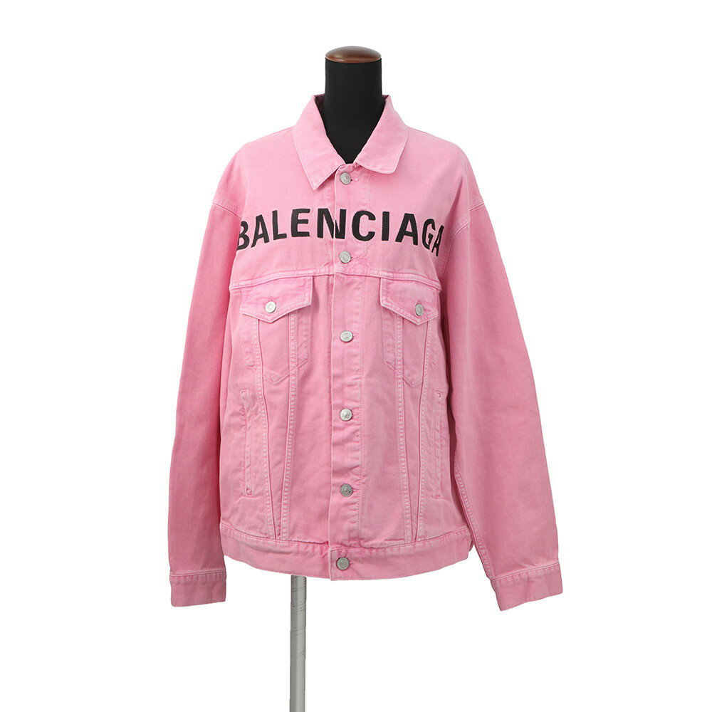 バレンシアガ ジャケット ロゴ デニムジャケット レディースサイズ37 594386 BALENCIAGA アウター 取扱店舗 神戸元町店 店舗一覧 店舗一覧はこちら＞ 商品番号11090656 ランク未使用 ブランドバレンシアガ 状態表面/僅かなスレ、汚れ 金具/スレにおい/特記するにおいなし 型番594386TEW378000 色 ピンク 素材 コットン100% 金具シルバー金具 サイズレディースサイズ34 肩幅55cm・身幅64cm・着丈71cm・袖丈62cm 付属品 ハンガー 生産国イタリア 　　 　※腕時計の保証に関する注意事項 ◆当店保障の有無に関わらず、一部の腕時計においては正規店およびメーカーによる修理対応をお受けできない場合がございます。 その際は、当店提携の時計専門工房による修理にて対応させていただきます。 ◆当店が設けている保証期間後は有償修理となります。 ◆保証期間は商品ランクにより異なります。新品ランク・未使用ランクの場合、購入日より1年以内、それ以外のランクの場合、購入日より6ヶ月以内です。 ◆以下事項に関しましては保証期間内でも無償修理が受けられません。 ◆お客様による不注意や不適切な取扱による故障や損傷。 ◆ゼンマイ切れなどの故障。 ◆時計機械内部への水分などの侵入が原因となる故障や不具合。 ◆ケース、ベルト、風防、リューズなどの外装部の故障や損傷。 ◆地震、火災、水害、事故などによる故障や損傷。 ◆品質および機能上、許容範囲と当店が判断した視覚的現象。 ◆品質および機能に問題がないと当店および発売元メーカー、当店契約修理業者が判断した場合。 ◆お客様ご自身にて発売元やメーカーへの直接修理依頼をされた場合、その費用を当店に請求できません。 　　 ※ルイヴィトンに関する注意事項 ◆ルイヴィトンの取り組みにおいてNFC（ICチップ）の導入により、一部商品から製造番号の刻印がご確認できない場合がございますが、当店では正しい知識のあるバイヤーにて鑑定済みの商品を販売しておりますのでご安心ください。 ◆同じモデルの商品であっても、ルイヴィトンの仕様変更「マイナーチェンジ」により、ページ掲載の写真や仕様と異なる場合があります。 ◆新品ランクの状態でも多少の細かい傷（金具やパインピング等）がございます。（製造工程上やむを得ず細かなスレが生じると直営店から回答がありました。直営店で購入される場合でもこのような傷が見受けられることがあります。) ◆製造国は商品によって異なりますのでご指定いただけません。 ◆米国で製造されたモデルには製造国の刻印がない場合があります。 ◆ヌメ革が使用されている商品の場合、使用せずとも時間の経過と共にヌメ革の色が焼ける性質を持っています。一部新品ランクの商品でも若干色が焼けている場合がありますので、予めご了承の上ご購入いただければ幸いです。 ◆新品ランクの商品でも検品時より傷等が目立つ場合は「未使用ランク」に格付けしております。 ◆プリントや柄が入っている商品は、ページ上の商品画像とお届けする商品と多少配色が違う場合がございます。 ◆素材説明書は新品ランク、かつ在庫がある場合のみ同梱しております。 ◆付属品は、商品詳細情報の付属品欄に記載のある物のみとなります。 ◆不明点ございましたらお問合わせ先までご連絡ください。Tel：0120-098-082 当店取り扱い商品は、実店舗・他通販サイトにも掲載を行っており在庫を共有しております。 商品の性質上すべて一点物となるため、ご注文が確定した場合でも欠品となることもございます。 その際は当店よりご連絡をさせていただきます。 *Import taxes are not included.*We do not ship exotic leather items that does not comes with CITES. *The credit card name, the order name, and the recipient name must match.バレンシアガ ジャケット ロゴ デニムジャケット レディースサイズ37 594386 BALENCIAGA アウター 【中古】