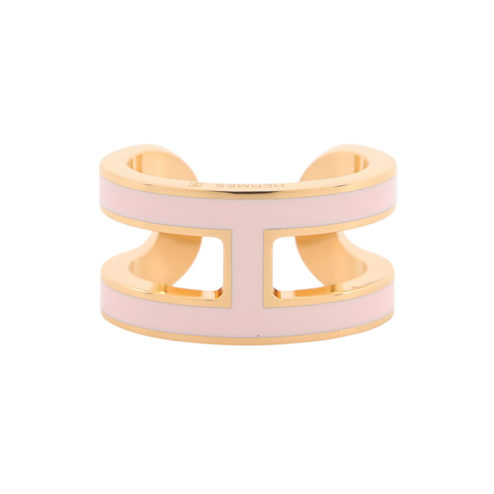 エルメス イヤーカフ ポップH ポップアッシュ ローズドラジェ/ゴールド金具 HERMES アクセサリー 取扱店舗 倉庫在庫 店舗一覧 店舗一覧はこちら＞ 商品番号11293668 ランク新品 ブランドエルメス 色 ローズドラジェ 素材 ラッカー/GP 金具ゴールド金具 サイズW0.8cm×H1.6cm 付属品 箱・保存袋 生産国フランス 　　 　※腕時計の保証に関する注意事項 ◆当店保障の有無に関わらず、一部の腕時計においては正規店およびメーカーによる修理対応をお受けできない場合がございます。 その際は、当店提携の時計専門工房による修理にて対応させていただきます。 ◆当店が設けている保証期間後は有償修理となります。 ◆保証期間は商品ランクにより異なります。新品ランク・未使用ランクの場合、購入日より1年以内、それ以外のランクの場合、購入日より6ヶ月以内です。 ◆以下事項に関しましては保証期間内でも無償修理が受けられません。 ◆お客様による不注意や不適切な取扱による故障や損傷。 ◆ゼンマイ切れなどの故障。 ◆時計機械内部への水分などの侵入が原因となる故障や不具合。 ◆ケース、ベルト、風防、リューズなどの外装部の故障や損傷。 ◆地震、火災、水害、事故などによる故障や損傷。 ◆品質および機能上、許容範囲と当店が判断した視覚的現象。 ◆品質および機能に問題がないと当店および発売元メーカー、当店契約修理業者が判断した場合。 ◆お客様ご自身にて発売元やメーカーへの直接修理依頼をされた場合、その費用を当店に請求できません。 　　 ※ルイヴィトンに関する注意事項 ◆ルイヴィトンの取り組みにおいてNFC（ICチップ）の導入により、一部商品から製造番号の刻印がご確認できない場合がございますが、当店では正しい知識のあるバイヤーにて鑑定済みの商品を販売しておりますのでご安心ください。 ◆同じモデルの商品であっても、ルイヴィトンの仕様変更「マイナーチェンジ」により、ページ掲載の写真や仕様と異なる場合があります。 ◆新品ランクの状態でも多少の細かい傷（金具やパインピング等）がございます。（製造工程上やむを得ず細かなスレが生じると直営店から回答がありました。直営店で購入される場合でもこのような傷が見受けられることがあります。) ◆製造国は商品によって異なりますのでご指定いただけません。 ◆米国で製造されたモデルには製造国の刻印がない場合があります。 ◆ヌメ革が使用されている商品の場合、使用せずとも時間の経過と共にヌメ革の色が焼ける性質を持っています。一部新品ランクの商品でも若干色が焼けている場合がありますので、予めご了承の上ご購入いただければ幸いです。 ◆新品ランクの商品でも検品時より傷等が目立つ場合は「未使用ランク」に格付けしております。 ◆プリントや柄が入っている商品は、ページ上の商品画像とお届けする商品と多少配色が違う場合がございます。 ◆素材説明書は新品ランク、かつ在庫がある場合のみ同梱しております。 ◆付属品は、商品詳細情報の付属品欄に記載のある物のみとなります。 ◆不明点ございましたらお問合わせ先までご連絡ください。Tel：0120-098-082 当店取り扱い商品は、実店舗・他通販サイトにも掲載を行っており在庫を共有しております。 商品の性質上すべて一点物となるため、ご注文が確定した場合でも欠品となることもございます。 その際は当店よりご連絡をさせていただきます。 *Import taxes are not included.*We do not ship exotic leather items that does not comes with CITES. *The credit card name, the order name, and the recipient name must match.エルメス イヤーカフ ポップH ポップアッシュ ローズドラジェ/ゴールド金具 HERMES アクセサリー