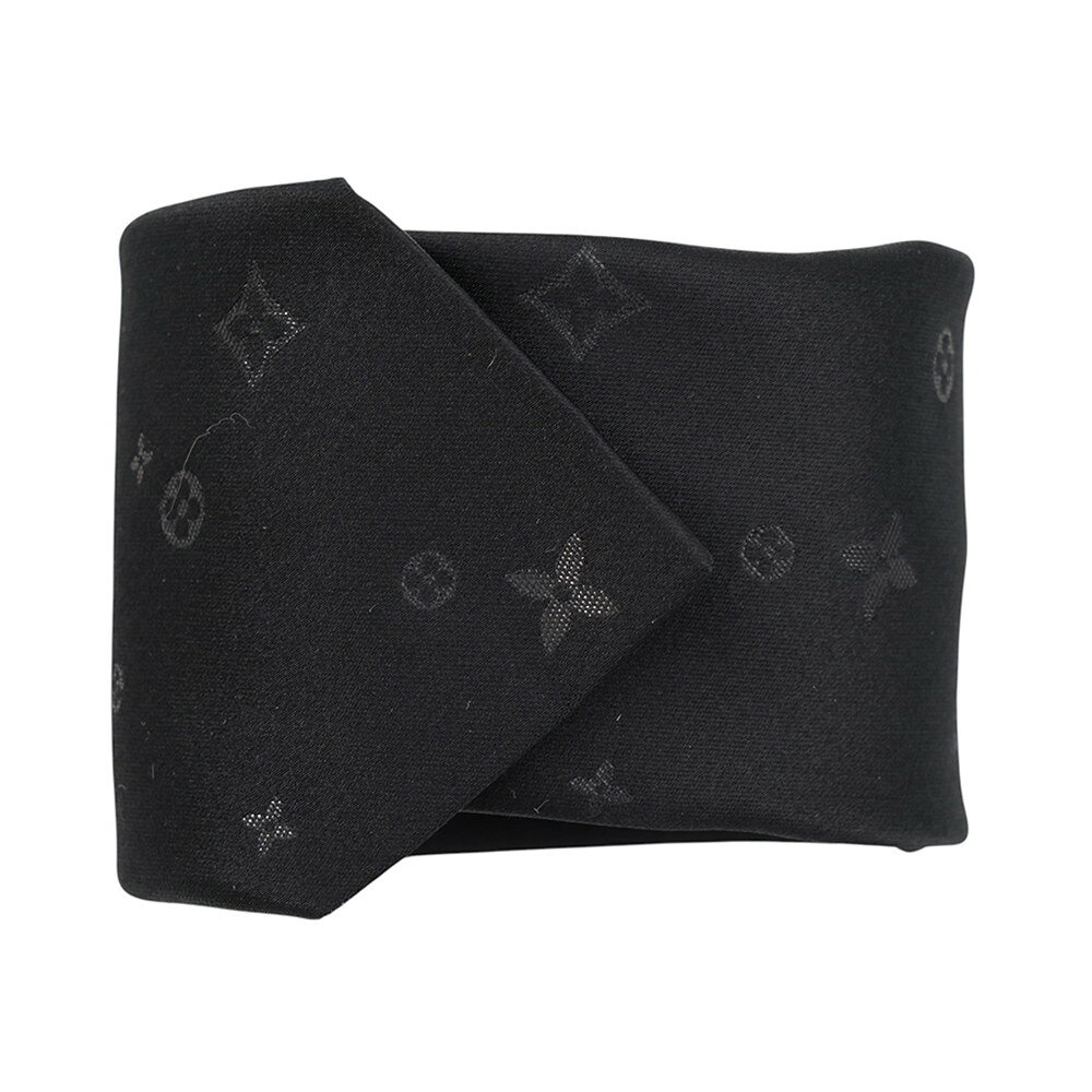 ルイヴィトン ネクタイ LV スターリーナイト シルク M79089 LOUIS VUITTON メンズ 黒 取扱店舗 倉庫在庫 店舗一覧 店舗一覧はこちら＞ 商品番号11370772 ランク未使用 ブランドルイ・ヴィトン 状態表面/僅かなクセ、僅かなスレにおい/特記するにおいなし 型番M79089 色 ノワール 素材 シルク90%/ルレックス10% サイズ全長145cm 剣先幅7.3cm 付属品 箱 　　 　※腕時計の保証に関する注意事項 ◆当店保障の有無に関わらず、一部の腕時計においては正規店およびメーカーによる修理対応をお受けできない場合がございます。 その際は、当店提携の時計専門工房による修理にて対応させていただきます。 ◆当店が設けている保証期間後は有償修理となります。 ◆保証期間は商品ランクにより異なります。新品ランク・未使用ランクの場合、購入日より1年以内、それ以外のランクの場合、購入日より6ヶ月以内です。 ◆以下事項に関しましては保証期間内でも無償修理が受けられません。 ◆お客様による不注意や不適切な取扱による故障や損傷。 ◆ゼンマイ切れなどの故障。 ◆時計機械内部への水分などの侵入が原因となる故障や不具合。 ◆ケース、ベルト、風防、リューズなどの外装部の故障や損傷。 ◆地震、火災、水害、事故などによる故障や損傷。 ◆品質および機能上、許容範囲と当店が判断した視覚的現象。 ◆品質および機能に問題がないと当店および発売元メーカー、当店契約修理業者が判断した場合。 ◆お客様ご自身にて発売元やメーカーへの直接修理依頼をされた場合、その費用を当店に請求できません。 　　 ※ルイヴィトンに関する注意事項 ◆ルイヴィトンの取り組みにおいてNFC（ICチップ）の導入により、一部商品から製造番号の刻印がご確認できない場合がございますが、当店では正しい知識のあるバイヤーにて鑑定済みの商品を販売しておりますのでご安心ください。 ◆同じモデルの商品であっても、ルイヴィトンの仕様変更「マイナーチェンジ」により、ページ掲載の写真や仕様と異なる場合があります。 ◆新品ランクの状態でも多少の細かい傷（金具やパインピング等）がございます。（製造工程上やむを得ず細かなスレが生じると直営店から回答がありました。直営店で購入される場合でもこのような傷が見受けられることがあります。) ◆製造国は商品によって異なりますのでご指定いただけません。 ◆米国で製造されたモデルには製造国の刻印がない場合があります。 ◆ヌメ革が使用されている商品の場合、使用せずとも時間の経過と共にヌメ革の色が焼ける性質を持っています。一部新品ランクの商品でも若干色が焼けている場合がありますので、予めご了承の上ご購入いただければ幸いです。 ◆新品ランクの商品でも検品時より傷等が目立つ場合は「未使用ランク」に格付けしております。 ◆プリントや柄が入っている商品は、ページ上の商品画像とお届けする商品と多少配色が違う場合がございます。 ◆素材説明書は新品ランク、かつ在庫がある場合のみ同梱しております。 ◆付属品は、商品詳細情報の付属品欄に記載のある物のみとなります。 ◆不明点ございましたらお問合わせ先までご連絡ください。Tel：0120-098-082 当店取り扱い商品は、実店舗・他通販サイトにも掲載を行っており在庫を共有しております。 商品の性質上すべて一点物となるため、ご注文が確定した場合でも欠品となることもございます。 その際は当店よりご連絡をさせていただきます。 *Import taxes are not included.*We do not ship exotic leather items that does not comes with CITES. *The credit card name, the order name, and the recipient name must match.ルイヴィトン ネクタイ LV スターリーナイト シルク M79089 LOUIS VUITTON メンズ 黒 【中古】