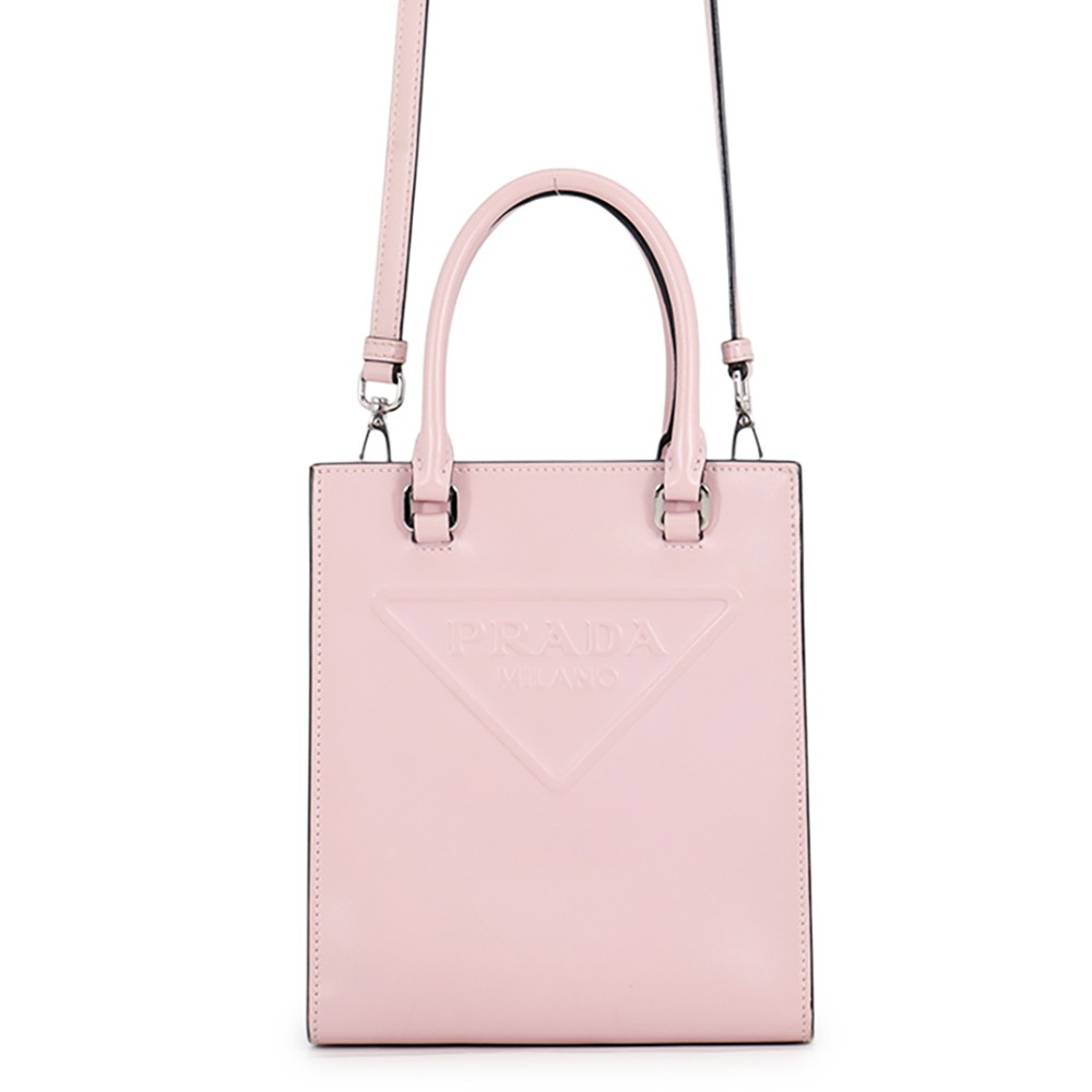 プラダ ハンドバッグ エンボス トライアングルロゴ ミニ レザー 1BA333 PRADA 2way 取扱店舗 倉庫在庫 店舗一覧 店舗一覧はこちら＞ 商品番号11405016 ランク中古A ブランドプラダ 状態表面/スレ、汚れ、バニッシュヒビ 内側/汚れ、押し跡 ハンドル＆ショルダー/スレ、汚れ、押し跡、バニッシュヒビ、通し穴の広がり 金具/スレ、欠けにおい/香水のようなにおい 型番1BA333 色 ピンク 素材 レザー 金具シルバー金具 サイズW16.5cm×H19cm×D6.5cm ショルダーの長さ/108cm～128cm(通し穴10個) 重量320g 仕様バッグ開閉口/オープンタイプ オープンポケット1 付属品 ショルダーストラップ 生産国イタリア 　　 　※腕時計の保証に関する注意事項 ◆当店保障の有無に関わらず、一部の腕時計においては正規店およびメーカーによる修理対応をお受けできない場合がございます。 その際は、当店提携の時計専門工房による修理にて対応させていただきます。 ◆当店が設けている保証期間後は有償修理となります。 ◆保証期間は商品ランクにより異なります。新品ランク・未使用ランクの場合、購入日より1年以内、それ以外のランクの場合、購入日より6ヶ月以内です。 ◆以下事項に関しましては保証期間内でも無償修理が受けられません。 ◆お客様による不注意や不適切な取扱による故障や損傷。 ◆ゼンマイ切れなどの故障。 ◆時計機械内部への水分などの侵入が原因となる故障や不具合。 ◆ケース、ベルト、風防、リューズなどの外装部の故障や損傷。 ◆地震、火災、水害、事故などによる故障や損傷。 ◆品質および機能上、許容範囲と当店が判断した視覚的現象。 ◆品質および機能に問題がないと当店および発売元メーカー、当店契約修理業者が判断した場合。 ◆お客様ご自身にて発売元やメーカーへの直接修理依頼をされた場合、その費用を当店に請求できません。 　　 ※ルイヴィトンに関する注意事項 ◆ルイヴィトンの取り組みにおいてNFC（ICチップ）の導入により、一部商品から製造番号の刻印がご確認できない場合がございますが、当店では正しい知識のあるバイヤーにて鑑定済みの商品を販売しておりますのでご安心ください。 ◆同じモデルの商品であっても、ルイヴィトンの仕様変更「マイナーチェンジ」により、ページ掲載の写真や仕様と異なる場合があります。 ◆新品ランクの状態でも多少の細かい傷（金具やパインピング等）がございます。（製造工程上やむを得ず細かなスレが生じると直営店から回答がありました。直営店で購入される場合でもこのような傷が見受けられることがあります。) ◆製造国は商品によって異なりますのでご指定いただけません。 ◆米国で製造されたモデルには製造国の刻印がない場合があります。 ◆ヌメ革が使用されている商品の場合、使用せずとも時間の経過と共にヌメ革の色が焼ける性質を持っています。一部新品ランクの商品でも若干色が焼けている場合がありますので、予めご了承の上ご購入いただければ幸いです。 ◆新品ランクの商品でも検品時より傷等が目立つ場合は「未使用ランク」に格付けしております。 ◆プリントや柄が入っている商品は、ページ上の商品画像とお届けする商品と多少配色が違う場合がございます。 ◆素材説明書は新品ランク、かつ在庫がある場合のみ同梱しております。 ◆付属品は、商品詳細情報の付属品欄に記載のある物のみとなります。 ◆不明点ございましたらお問合わせ先までご連絡ください。Tel：0120-098-082 当店取り扱い商品は、実店舗・他通販サイトにも掲載を行っており在庫を共有しております。 商品の性質上すべて一点物となるため、ご注文が確定した場合でも欠品となることもございます。 その際は当店よりご連絡をさせていただきます。 *Import taxes are not included.*We do not ship exotic leather items that does not comes with CITES. *The credit card name, the order name, and the recipient name must match.プラダ ハンドバッグ エンボス トライアングルロゴ ミニ レザー 1BA333 PRADA 2way 【安心保証】 【中古】
