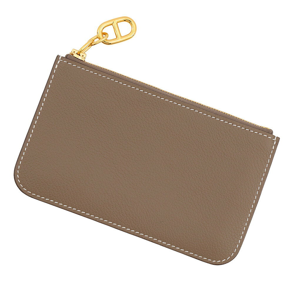 エルメス カードケース ジップアンゴー シェーヌ・ダンクル エトゥープ/ゴールド金具 エバーカラー K刻印 財布 定期入れ 取扱店舗 倉庫在庫 店舗一覧 店舗一覧はこちら＞ 商品番号11423263 ランク中古S ブランドエルメス 状態表面/押し跡、僅かなスレ 内側/押し跡 金具/スレにおい/特記するにおいなし 色 エトゥープ 素材 エバーカラー 金具ゴールド金具 サイズ W14cm×H8.5cm 仕様ファスナー開閉 マチありポケット2・カード入れ1 付属品 現品のみ 製造番号K刻印(2025年製造) 生産国フランス 　　 　※腕時計の保証に関する注意事項 ◆当店保障の有無に関わらず、一部の腕時計においては正規店およびメーカーによる修理対応をお受けできない場合がございます。 その際は、当店提携の時計専門工房による修理にて対応させていただきます。 ◆当店が設けている保証期間後は有償修理となります。 ◆保証期間は商品ランクにより異なります。新品ランク・未使用ランクの場合、購入日より1年以内、それ以外のランクの場合、購入日より6ヶ月以内です。 ◆以下事項に関しましては保証期間内でも無償修理が受けられません。 ◆お客様による不注意や不適切な取扱による故障や損傷。 ◆ゼンマイ切れなどの故障。 ◆時計機械内部への水分などの侵入が原因となる故障や不具合。 ◆ケース、ベルト、風防、リューズなどの外装部の故障や損傷。 ◆地震、火災、水害、事故などによる故障や損傷。 ◆品質および機能上、許容範囲と当店が判断した視覚的現象。 ◆品質および機能に問題がないと当店および発売元メーカー、当店契約修理業者が判断した場合。 ◆お客様ご自身にて発売元やメーカーへの直接修理依頼をされた場合、その費用を当店に請求できません。 　　 ※ルイヴィトンに関する注意事項 ◆ルイヴィトンの取り組みにおいてNFC（ICチップ）の導入により、一部商品から製造番号の刻印がご確認できない場合がございますが、当店では正しい知識のあるバイヤーにて鑑定済みの商品を販売しておりますのでご安心ください。 ◆同じモデルの商品であっても、ルイヴィトンの仕様変更「マイナーチェンジ」により、ページ掲載の写真や仕様と異なる場合があります。 ◆新品ランクの状態でも多少の細かい傷（金具やパインピング等）がございます。（製造工程上やむを得ず細かなスレが生じると直営店から回答がありました。直営店で購入される場合でもこのような傷が見受けられることがあります。) ◆製造国は商品によって異なりますのでご指定いただけません。 ◆米国で製造されたモデルには製造国の刻印がない場合があります。 ◆ヌメ革が使用されている商品の場合、使用せずとも時間の経過と共にヌメ革の色が焼ける性質を持っています。一部新品ランクの商品でも若干色が焼けている場合がありますので、予めご了承の上ご購入いただければ幸いです。 ◆新品ランクの商品でも検品時より傷等が目立つ場合は「未使用ランク」に格付けしております。 ◆プリントや柄が入っている商品は、ページ上の商品画像とお届けする商品と多少配色が違う場合がございます。 ◆素材説明書は新品ランク、かつ在庫がある場合のみ同梱しております。 ◆付属品は、商品詳細情報の付属品欄に記載のある物のみとなります。 ◆不明点ございましたらお問合わせ先までご連絡ください。Tel：0120-098-082 当店取り扱い商品は、実店舗・他通販サイトにも掲載を行っており在庫を共有しております。 商品の性質上すべて一点物となるため、ご注文が確定した場合でも欠品となることもございます。 その際は当店よりご連絡をさせていただきます。 *Import taxes are not included.*We do not ship exotic leather items that does not comes with CITES. *The credit card name, the order name, and the recipient name must match.エルメス カードケース ジップアンゴー シェーヌ・ダンクル エトゥープ/ゴールド金具 エバーカラー K刻印 財布 定期入れ 【安心保証】 【中古】