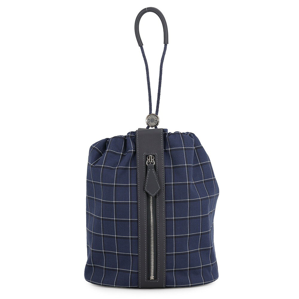 エルメス ポーチ トレックH ブルーニュイ/ブラック/シルバー金具 タタソールキャンバス/スイフト W刻印 HERMES 取扱店舗 倉庫在庫 店舗一覧 店舗一覧はこちら＞ 商品番号11562184 ブランドエルメス ランク未使用(傷や使用感はほぼございませんが、下記のいずれかに該当する商品です。 ・製造から2年以上経過・製造年不明 ・保管・展示による軽微な状態変化) 状態表面/極僅かな汚れ、糸つれ 内側/極僅かなスレ ハンドル/僅かな汚れ 金具/僅かなスレにおい/保管によるにおい 色 ブルーニュイ/黒 素材 タタソールキャンバス/スイフト 金具シルバー金具 サイズ W17.5cm×H21cm×D12cm 重量120g 仕様バッグ開閉口/巾着開閉 ファスナーポケット1 付属品 箱 製造番号W刻印(2024年製造) 生産国フランス ※腕時計の保証に関する注意事項 ◆当店保障の有無に関わらず、一部の腕時計においては正規店およびメーカーによる修理対応をお受けできない場合がございます。 その際は、当店提携の時計専門工房による修理にて対応させていただきます。 ◆当店が設けている保証期間後は有償修理となります。 ◆保証期間は商品ランクにより異なります。新品ランク・未使用ランクの場合、購入日より1年以内、それ以外のランクの場合、購入日より6ヶ月以内です。 ◆以下事項に関しましては保証期間内でも無償修理が受けられません。 ◆お客様による不注意や不適切な取扱による故障や損傷。 ◆ゼンマイ切れなどの故障。 ◆時計機械内部への水分などの侵入が原因となる故障や不具合。 ◆ケース、ベルト、風防、リューズなどの外装部の故障や損傷。 ◆地震、火災、水害、事故などによる故障や損傷。 ◆品質および機能上、許容範囲と当店が判断した視覚的現象。 ◆品質および機能に問題がないと当店および発売元メーカー、当店契約修理業者が判断した場合。 ◆お客様ご自身にて発売元やメーカーへの直接修理依頼をされた場合、その費用を当店に請求できません。 ※ルイヴィトンに関する注意事項 ◆ルイヴィトンの取り組みにおいてNFC（ICチップ）の導入により、一部商品から製造番号の刻印がご確認できない場合がございますが、当店では正しい知識のあるバイヤーにて鑑定済みの商品を販売しておりますのでご安心ください。 ◆同じモデルの商品であっても、ルイヴィトンの仕様変更「マイナーチェンジ」により、ページ掲載の写真や仕様と異なる場合があります。 ◆新品ランクの状態でも多少の細かい傷（金具やパインピング等）がございます。（製造工程上やむを得ず細かなスレが生じると直営店から回答がありました。直営店で購入される場合でもこのような傷が見受けられることがあります。) ◆製造国は商品によって異なりますのでご指定いただけません。 ◆米国で製造されたモデルには製造国の刻印がない場合があります。 ◆ヌメ革が使用されている商品の場合、使用せずとも時間の経過と共にヌメ革の色が焼ける性質を持っています。一部新品ランクの商品でも若干色が焼けている場合がありますので、予めご了承の上ご購入いただければ幸いです。 ◆新品ランクの商品でも検品時より傷等が目立つ場合は「未使用ランク」に格付けしております。 ◆プリントや柄が入っている商品は、ページ上の商品画像とお届けする商品と多少配色が違う場合がございます。 ◆素材説明書は新品ランク、かつ在庫がある場合のみ同梱しております。 ◆付属品は、商品詳細情報の付属品欄に記載のある物のみとなります。 ◆不明点ございましたらお問合わせ先までご連絡ください。Tel：0120-098-082 当店取り扱い商品は、実店舗・他通販サイトにも掲載を行っており在庫を共有しております。 商品の性質上すべて一点物となるため、ご注文が確定した場合でも欠品となることもございます。 その際は当店よりご連絡をさせていただきます。 *Import taxes are not included.*We do not ship exotic leather items that does not comes with CITES. *The credit card name, the order name, and the recipient name must match.エルメス ポーチ トレックH ブルーニュイ/ブラック/シルバー金具 タタソールキャンバス/スイフト W刻印 HERMES 中古 【返品保証】