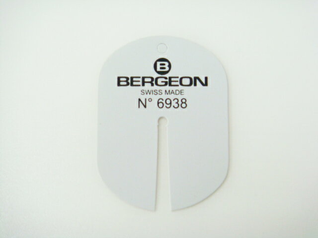 BERGEON 6938 剣抜き等を利用して針を抜くときに、文字盤を傷つけてしまわないための保護シートです。 画像のように差し込んで装着することで剣抜きが文字盤に直接当たるのを防ぎます。材質は薄いプラスティックです。