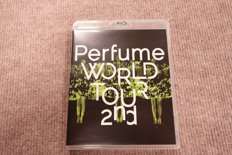 ブランド名ユニバーサル ミュージック ジャパン UNIVERSAL MUSIC JAPAN商品名PerfumeWorldTour2nd ブルーレイディスク 商品説明PerfumeWorldTour2nd ブルーレイディスクです。2ndメイキング映像付いています。ディスクキズ少なめです。保証期間10日間（初期返金保証）コンディションレベルB（並品）コンディションの備考【全体】目立つ箇所や場所にキズや擦れ・汚れなどが見当たり、素材自体のコンディション劣化の見られる商品ですが、まだお使い頂ける商品です。※お客様のご都合による返品は受け付けておりません。※目立つキズ、汚れ等は写真等で記載するよう心がけておりますが、中古品の特性上、細かいキズ・汚れ等を全ては表記できません。表記コンディションをご理解のうえ、ご購入くださいませ配送方法宅配便商品番号smd111225911在庫お問合せ先【ワットマンテック新丸子店】　044-872-8984【ご注意】当社オンラインショップ以外で情報、商品写真、画像、文章等を無断で転用しているページは偽サイトであり当店とは一切関係がございませんのでご注意ください。接続先のURLをご確認ください。楽天市場URL：https://www.rakuten.co.jp/楽天市場商品ページ：https://item.rakuten.co.jp/●●●《ユニバーサル ミュージック ジャパン》UNIVERSAL MUSIC JAPANPerfumeWorldTour2nd ブルーレイディスク r1065634089