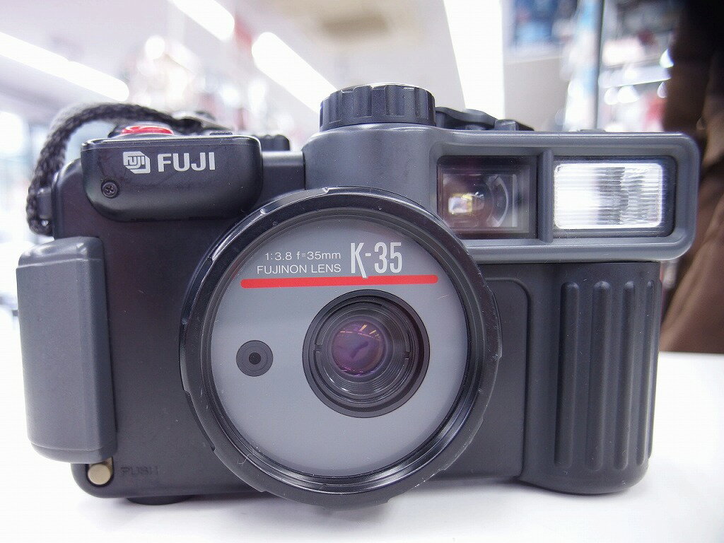 ブランド名フジフィルム FUJIFILM商品名工事カメラ　K-35 商品説明動作未確認の為ジャンクですコンディションレベルD（ジャンク品）コンディションの備考【全体】機能的に問題があります。修理をするか、部品取り等にお使いいただけます。※ジャンク品としての出品のためノークレーム・ノーリターンとさせて頂きます。※部品取りや機能欠損のある【ジャンク品】としての出品をご理解のうえ、ご購入くださいませ配送方法宅配便商品番号gzd115285624在庫お問合せ先【ワットマンテック横浜権太坂店】　045-325-8866【ご注意】当社オンラインショップ以外で情報、商品写真、画像、文章等を無断で転用しているページは偽サイトであり当店とは一切関係がございませんのでご注意ください。接続先のURLをご確認ください。楽天市場URL：https://www.rakuten.co.jp/楽天市場商品ページ：https://item.rakuten.co.jp/●●●《フジフィルム》FUJIFILM工事カメラ K-35 d1065502138