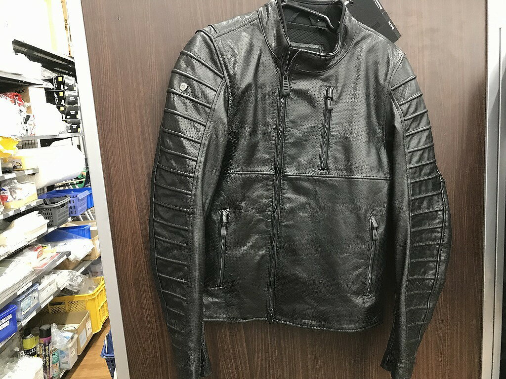 【ご注意】商品は店頭・他ネットショップでも販売しておりますので、ご注文をいただいても売り切れの場合がございます。ご了承ください。ブランド名ハーレーダビッドソン HARLEY DAVIDSON商品名メンズ　レザージャケット 9800620VM商品説明ハーレーダビッドソン HARLEY DAVIDSON メンズ　レザージャケット 9800620VMサイズ：S 全体に施された穴空き加工でエアフローを最大化 特に保護が必要になる箇所にアーマーが縫い込まれているコンディションレベルN（未使用品）コンディションの備考【全体】未使用品の状態ですが、買取商品の為、完全な新品ではございません。その為、多少の汚れなどが見られる場合がございます。付属品の記載がある商品の場合、付属品も同様です。(減額済)。配送方法宅配便商品番号ahd125481402在庫お問合せ先【ワットマンテック横浜朝比奈店】　045-780-1574【ご注意】当社オンラインショップ以外で情報、商品写真、画像、文章等を無断で転用しているページは偽サイトであり当店とは一切関係がございませんのでご注意ください。接続先のURLをご確認ください。楽天市場URL：https://www.rakuten.co.jp/楽天市場商品ページ：https://item.rakuten.co.jp/●●●《ハーレーダビッドソン》HARLEY DAVIDSONメンズ レザージャケット 9800620VM r1072818823