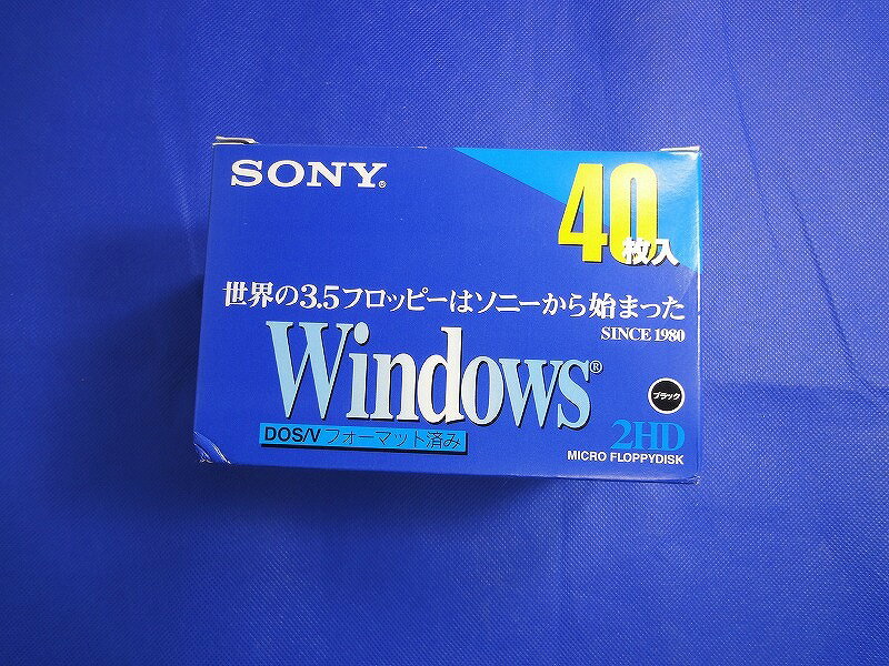 【ご注意】商品は店頭・他ネットショップでも販売しておりますので、ご注文をいただいても売り切れの場合がございます。ご了承ください。ブランド名ソニー SONY商品名3.5インチ　2HD　フロッピーディスク　40枚組 40MF2HDGEDV商品説明SONY 3.5インチ 2HD フロッピーディスク 40枚フォーマットがすぐわかるパッケージデザイン チリやホコリや静電気をよせつけない無帯電ステンレスシャッター使用感ない美品。40枚揃っております。付属品箱※主な付属品を記載するようしております。中古品の特性上、全ての付属品の正確な記載が難しいため詳細は掲載の写真にてご確認ください。付属品は写真にて【全て】掲載しておりますコンディションレベルB（並品）コンディションの備考【全体】目立つ箇所や場所にキズや擦れ・汚れなどが見当たり、素材自体のコンディション劣化の見られる商品ですが、まだお使い頂ける商品です。※お客様のご都合による返品は受け付けておりません。※目立つキズ、汚れ等は写真等で記載するよう心がけておりますが、中古品の特性上、細かいキズ・汚れ等を全ては表記できません。表記コンディションをご理解のうえ、ご購入くださいませ配送方法宅配便商品番号sgd115572285在庫お問合せ先【ワットマンテック相模原中央店】　042-707-9966【ご注意】当社オンラインショップ以外で情報、商品写真、画像、文章等を無断で転用しているページは偽サイトであり当店とは一切関係がございませんのでご注意ください。接続先のURLをご確認ください。楽天市場URL：https://www.rakuten.co.jp/楽天市場商品ページ：https://item.rakuten.co.jp/●●●《ソニー》SONY3.5インチ 2HD フロッピーディスク 40枚組 40MF2HDGEDV q1117179244