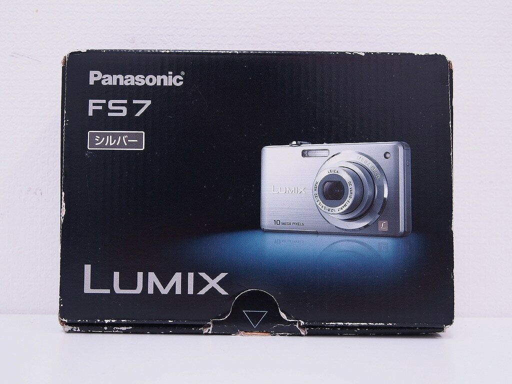 【ご注意】商品は店頭・他ネットショップでも販売しておりますので、ご注文をいただいても売り切れの場合がございます。ご了承ください。ブランド名パナソニック Panasonic商品名デジタルカメラ FS7シリアル番号WT9LC001301商品説明有効画素数: 1010万画素、動画撮影: 848×480、撮像素子: 1/2.5型CCD記録メディア: SDHCカード、光学ズーム: 4倍、手ブレ補正ありF値 F2.8〜F5.9 最短撮影距離 50cm(標準) 5cm(マクロ)付属品箱、取扱説明書、バッテリー、充電器、USB、AVケーブル※主な付属品を記載するようしております。中古品の特性上、全ての付属品の正確な記載が難しいため詳細は掲載の写真にてご確認ください。付属品は写真にて【全て】掲載しておりますコンディションレベルB（並品）コンディションの備考【全体】目立つ箇所や場所にキズや擦れ・汚れなどが見当たり、素材自体のコンディション劣化の見られる商品ですが、まだお使い頂ける商品です。※お客様のご都合による返品は受け付けておりません。※目立つキズ、汚れ等は写真等で記載するよう心がけておりますが、中古品の特性上、細かいキズ・汚れ等を全ては表記できません。表記コンディションをご理解のうえ、ご購入くださいませ配送方法宅配便商品番号skd116611781在庫お問合せ先【ワットマンテックサクラス戸塚店】　045-443-6901【ご注意】当社オンラインショップ以外で情報、商品写真、画像、文章等を無断で転用しているページは偽サイトであり当店とは一切関係がございませんのでご注意ください。接続先のURLをご確認ください。楽天市場URL：https://www.rakuten.co.jp/楽天市場商品ページ：https://item.rakuten.co.jp/●●●《パナソニック》Panasonicデジタルカメラ FS7 n1137025468
