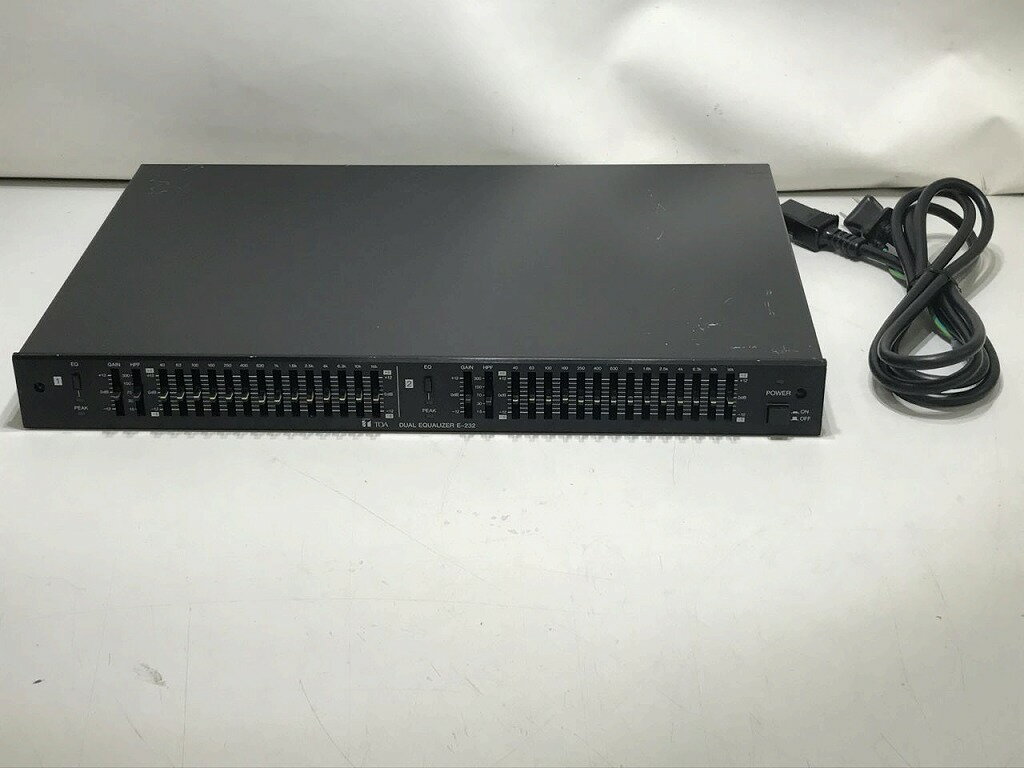 【ご注意】商品は店頭・他ネットショップでも販売しておりますので、ご注文をいただいても売り切れの場合がございます。ご了承ください。ブランド名トーア TOA商品名グラフィックイコライザー E-232商品説明14バンド/独立2ch※商品は画像にあるもので全てです付属品電源ケーブル※主な付属品を記載するようしております。中古品の特性上、全ての付属品の正確な記載が難しいため詳細は掲載の写真にてご確認ください。付属品は写真にて【全て】掲載しておりますコンディションレベルC（難有品）コンディションの備考【全体】全体的に使用感の大きい商品です。機能的に問題がある場合もございます。詳しくは【詳細】をご確認下さい。※お客様のご都合による返品は受け付けておりません。※目立つキズ、汚れ等は写真等で記載するよう心がけておりますが、中古品の特性上、細かいキズ・汚れ等を全ては表記できません。表記コンディションをご理解のうえ、ご購入くださいませ配送方法宅配便商品番号tmd103655632在庫お問合せ先【ワットマンテック横浜鶴ヶ峰店】　045-958-0451【ご注意】当社オンラインショップ以外で情報、商品写真、画像、文章等を無断で転用しているページは偽サイトであり当店とは一切関係がございませんのでご注意ください。接続先のURLをご確認ください。楽天市場URL：https://www.rakuten.co.jp/楽天市場商品ページ：https://item.rakuten.co.jp/●●●《トーア》TOAグラフィックイコライザー E-232 r1160041876