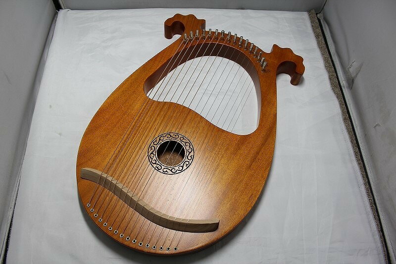 【ご注意】商品は店頭・他ネットショップでも販売しておりますので、ご注文をいただいても売り切れの場合がございます。ご了承ください。ブランド名 商品名Lyra Harp　[本体のみ] カラー・柄16弦 商品説明・本体のみコンディションレベルB（並品）コンディションの備考【全体】目立つ箇所や場所にキズや擦れ・汚れなどが見当たり、素材自体のコンディション劣化の見られる商品ですが、まだお使い頂ける商品です。【詳細】傷・汚れ少なく見受けられます。※お客様のご都合による返品は受け付けておりません。※目立つキズ、汚れ等は写真等で記載するよう心がけておりますが、中古品の特性上、細かいキズ・汚れ等を全ては表記できません。表記コンディションをご理解のうえ、ご購入くださいませ配送方法宅配便商品番号sad122703051在庫お問合せ先【ワットマンテック横須賀佐原店】　046-839-3687【ご注意】当社オンラインショップ以外で情報、商品写真、画像、文章等を無断で転用しているページは偽サイトであり当店とは一切関係がございませんのでご注意ください。接続先のURLをご確認ください。楽天市場URL：https://www.rakuten.co.jp/楽天市場商品ページ：https://item.rakuten.co.jp/●●●《》Lyra Harp [本体のみ] 16弦 x1195183499