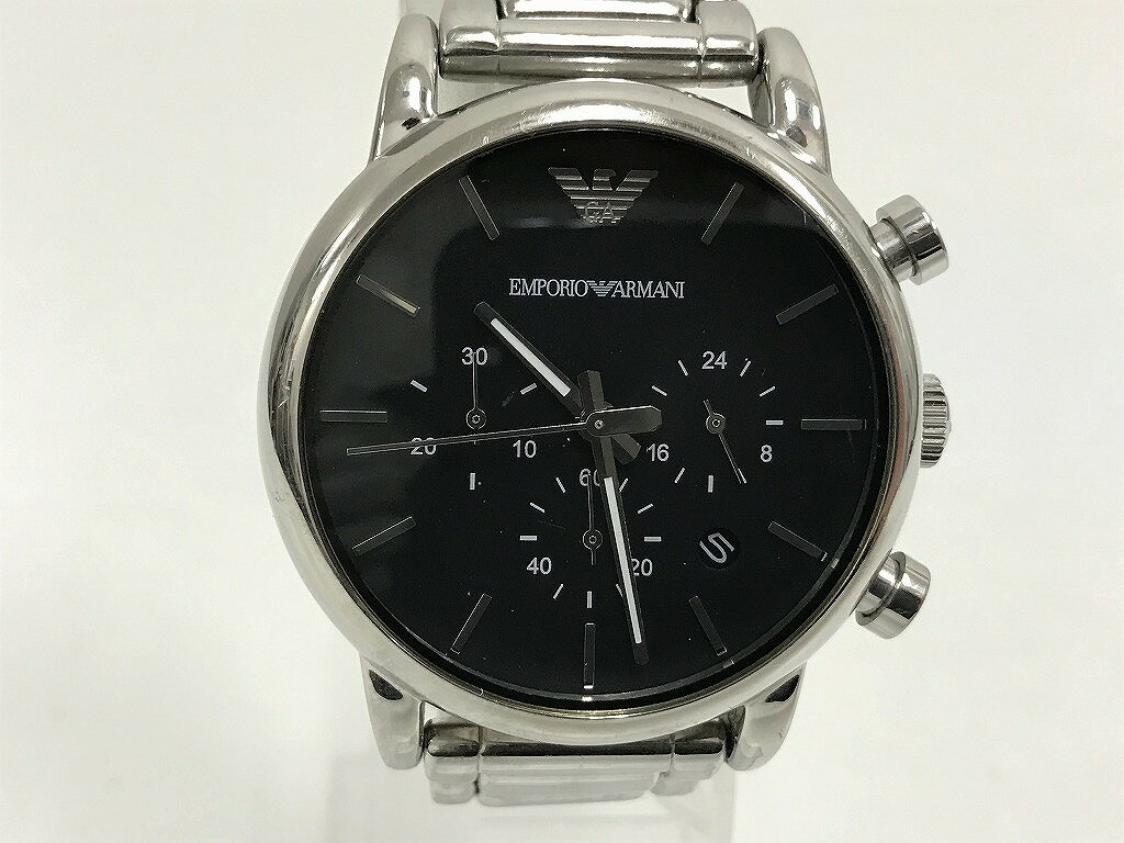 【ご注意】商品は店頭・他ネットショップでも販売しておりますので、ご注文をいただいても売り切れの場合がございます。ご了承ください。ブランド名エンポリオアルマーニ EMPORIO ARMANI商品名上品でエレガントなお洒落の魅力　クロノグラフ　デイト　クォーツ腕時計　通勤 AR1853商品説明EMPORIO ARMANI 上品でエレガントなお洒落の魅力 クロノグラフ デイト クォーツ腕時計 通勤　でございます。　　 黒文字盤に美しく輝く針・インデックスが映え、高級な佇まいに魅了されます。　きれいめなスタイルはもちろん、デニムなどのカジュアルな着こなしにもマッチします。サイズ ( mm )ケース幅（リューズ除く)約40mmケース厚み 約10mm内周り 約16.0cm重さ：約112g備考ムーブメント：クォーツ　　　 仕様：3針、デイト、クロノグラフ　　　 文字盤カラー：黒ブラック素材素材：SS　ステンレススチールコンディションレベルB（並品）コンディションの備考【全体】目立つ箇所や場所にキズや擦れ・汚れなどが見当たり、素材自体のコンディション劣化の見られる商品ですが、まだお使い頂ける商品です。【詳細】付属品はありません。　　 商品：キズ多数・汚れあり使用感がありますが、まだお使いいただけるお品物です。　幅広い年齢層の方にご愛用いただけます。 　　人気有名ブランド　高級　上品　気品　品格　洗練　エレガント　高貴　憧れ　お洒落　オシャレ　おしゃれ　かっこいい　スタイリッシュ　メンズ　紳士　男性　ビジネスマン　会社員　社会人　仕事　オフィス　通勤　通学　行事　イベント　式　食事会　ランチ　外出　外食　お出掛け　買物　街歩き　ウォッチ　3つ目クロノグラフ※お客様のご都合による返品は受け付けておりません。※目立つキズ、汚れ等は写真等で記載するよう心がけておりますが、中古品の特性上、細かいキズ・汚れ等を全ては表記できません。表記コンディションをご理解のうえ、ご購入くださいませ配送方法宅配便商品番号skd206708957在庫お問合せ先【ワットマンサクラス戸塚店】　045-443-6902【ご注意】当社オンラインショップ以外で情報、商品写真、画像、文章等を無断で転用しているページは偽サイトであり当店とは一切関係がございませんのでご注意ください。接続先のURLをご確認ください。楽天市場URL：https://www.rakuten.co.jp/楽天市場商品ページ：https://item.rakuten.co.jp/●●●《エンポリオアルマーニ》EMPORIO ARMANI上品でエレガントなお洒落の魅力 クロノグラフ デイト クォーツ腕時計 通勤 AR1853 c1199279334