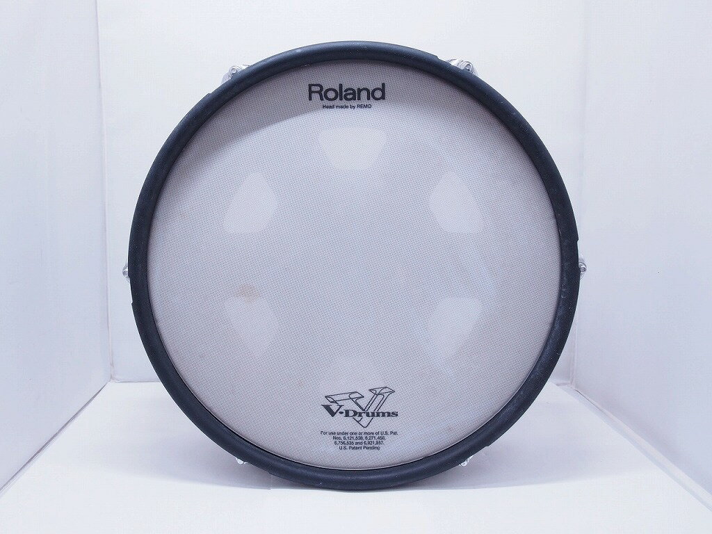 【ご注意】商品は店頭・他ネットショップでも販売しておりますので、ご注文をいただいても売り切れの場合がございます。ご了承ください。ブランド名ローランド Roland商品名電子ドラムパッド PD-128Sシリアル番号Z2C3039商品説明ショットの検出精度が向上した新リム・センサー搭載のVパッドシェルカラーは重厚でブラック・クロームで交換式カバリング・システムにも対応ヘッドサイズ：12インチ付属品本体のみ※主な付属品を記載するようしております。中古品の特性上、全ての付属品の正確な記載が難しいため詳細は掲載の写真にてご確認ください。付属品は写真にて【全て】掲載しておりますコンディションレベルB（並品）コンディションの備考【全体】目立つ箇所や場所にキズや擦れ・汚れなどが見当たり、素材自体のコンディション劣化の見られる商品ですが、まだお使い頂ける商品です。※お客様のご都合による返品は受け付けておりません。※目立つキズ、汚れ等は写真等で記載するよう心がけておりますが、中古品の特性上、細かいキズ・汚れ等を全ては表記できません。表記コンディションをご理解のうえ、ご購入くださいませ配送方法宅配便商品番号skd122709276在庫お問合せ先【ワットマンテックサクラス戸塚店】　045-443-6901【ご注意】当社オンラインショップ以外で情報、商品写真、画像、文章等を無断で転用しているページは偽サイトであり当店とは一切関係がございませんのでご注意ください。接続先のURLをご確認ください。楽天市場URL：https://www.rakuten.co.jp/楽天市場商品ページ：https://item.rakuten.co.jp/●●●《ローランド》Roland電子ドラムパッド PD-128S h1199672324