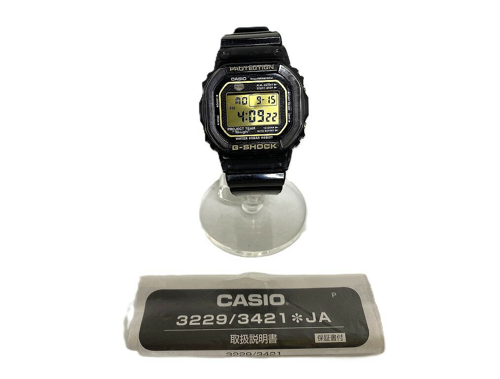 【ご注意】商品は店頭・他ネットショップでも販売しておりますので、ご注文をいただいても売り切れの場合がございます。ご了承ください。ブランド名カシオ CASIO商品名G-SHOCK　30周年記念　限定　クオーツ　デジタル　腕時計　稼働品 DW-5030Dカラー・柄ブラック、ゴールド系 商品説明30周年アニバーサリーモデルサイズ ( mm )フェイス幅（リューズ除く)約43mmケース厚み約11mm内周り約14〜22cm付属品取扱説明書※主な付属品を記載するようしております。中古品の特性上、全ての付属品の正確な記載が難しいため詳細は掲載の写真にてご確認ください。付属品は写真にて【全て】掲載しておりますコンディションレベルA（良品）コンディションの備考【全体】キズまたは汚れが見当たりますが、全体的には使用感の少ない状態の良い中古品です【詳細】※現状お渡し（付属は取扱説明書のみ）※お客様のご都合によるサイズ違いや状態による返品は受付ておりません。写真や内容を良くご確認のうえ、ご購入くださいませ配送方法宅配便商品番号ycd206710696在庫お問合せ先【ワットマンスタイル横須賀中央店】　046-874-9119【ご注意】当社オンラインショップ以外で情報、商品写真、画像、文章等を無断で転用しているページは偽サイトであり当店とは一切関係がございませんのでご注意ください。接続先のURLをご確認ください。楽天市場URL：https://www.rakuten.co.jp/楽天市場商品ページ：https://item.rakuten.co.jp/●●●《カシオ》CASIOG-SHOCK 30周年記念 限定 クオーツ デジタル 腕時計 稼働品 ブラック、ゴールド系 DW-5030D q1200525376