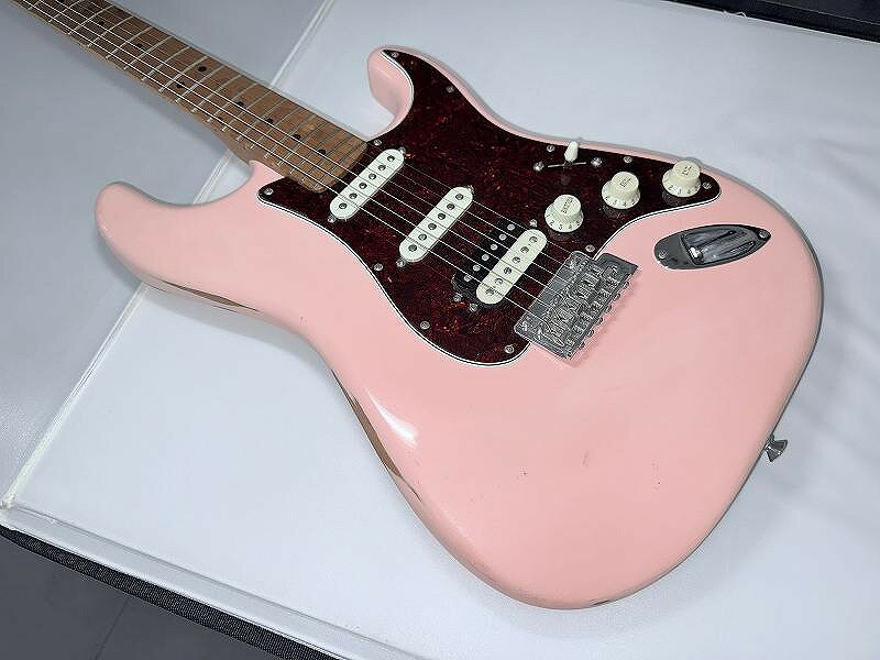 【ご注意】商品は店頭・他ネットショップでも販売しておりますので、ご注文をいただいても売り切れの場合がございます。ご了承ください。ブランド名フェンダー Fender商品名75th Anniversary PlayerII Stratocaster ストラトキャスター　エレキギター シリアル番号MX21224215商品説明ギター界のトップブランドとして、長年その名をはせている『Fender』の創業75周年記念ストラトキャスターです。 シリーズはPlayerでMade in Mexicoではありますが、工業感を感じさせないメイプル指板の木目となっていて見ていて惚れ惚れします。 また、前オーナーによるレリック加工が施されており、パステルカラーとビンテージライクな渋さの融合がなんともいえない風貌を醸しだしております。当店ではリペア工房が一般的に行う全体調整をすべて行っており、ご購入後も安心してご利用いただけます。 【コンディション】 フレット残り：9割 トラスロッド：両方向とも余裕あり 打痕：あり キズ・ヨゴレ：あり ネック：ほぼストレート 電装系：問題なし 重量：約3.7kg 弦高：12F上で6弦が約1.8mm、1弦が約1.3mm【仕様】 フレット：22F ネック：メイプル 指板：メイプル フィニッシュ：ポリ塗装 ※カタログ外の商品の為、詳細なところまでは追いきれませんでした。 使用感はありますが演奏性において問題はなくプレイヤーズコンディションです。付属品ソフトケース※主な付属品を記載するようしております。中古品の特性上、全ての付属品の正確な記載が難しいため詳細は掲載の写真にてご確認ください。付属品は写真にて【全て】掲載しておりますコンディションレベルB（並品）コンディションの備考【全体】目立つ箇所や場所にキズや擦れ・汚れなどが見当たり、素材自体のコンディション劣化の見られる商品ですが、まだお使い頂ける商品です。※お客様のご都合による返品は受け付けておりません。※目立つキズ、汚れ等は写真等で記載するよう心がけておりますが、中古品の特性上、細かいキズ・汚れ等を全ては表記できません。表記コンディションをご理解のうえ、ご購入くださいませ配送方法佐川ラージ便(大きさ180cm)商品番号fud122716703在庫お問合せ先【ワットマンテック藤沢石川店】　0466-53-7634【ご注意】当社オンラインショップ以外で情報、商品写真、画像、文章等を無断で転用しているページは偽サイトであり当店とは一切関係がございませんのでご注意ください。接続先のURLをご確認ください。楽天市場URL：https://www.rakuten.co.jp/楽天市場商品ページ：https://item.rakuten.co.jp/●●●《フェンダー》Fender75th Anniversary PlayerII Stratocaster ストラトキャスター エレキギター k1205409927