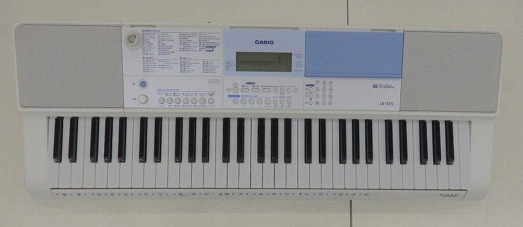 【ご注意】商品は店頭・他ネットショップでも販売しておりますので、ご注文をいただいても売り切れの場合がございます。ご了承ください。ブランド名カシオ CASIO商品名電子キーボード LK-515シリアル番号873DDC113031097AAAカラー・柄ホワイト 商品説明最大同時発音数：48 音 鍵盤数：61 鍵 内蔵曲：200 曲付属品ACアダプター,譜面立て※主な付属品を記載するようしております。中古品の特性上、全ての付属品の正確な記載が難しいため詳細は掲載の写真にてご確認ください。付属品は写真にて【全て】掲載しております保証期間3ヶ月（返金保証）コンディションレベルB（並品）コンディションの備考【全体】目立つ箇所や場所にキズや擦れ・汚れなどが見当たり、素材自体のコンディション劣化の見られる商品ですが、まだお使い頂ける商品です。※お客様のご都合による返品は受け付けておりません。※目立つキズ、汚れ等は写真等で記載するよう心がけておりますが、中古品の特性上、細かいキズ・汚れ等を全ては表記できません。表記コンディションをご理解のうえ、ご購入くださいませ配送方法佐川ラージ便(大きさ200cm)商品番号hgd122717333在庫お問合せ先【ワットマンテック本郷台】　045-897-5157【ご注意】当社オンラインショップ以外で情報、商品写真、画像、文章等を無断で転用しているページは偽サイトであり当店とは一切関係がございませんのでご注意ください。接続先のURLをご確認ください。楽天市場URL：https://www.rakuten.co.jp/楽天市場商品ページ：https://item.rakuten.co.jp/●●●《カシオ》CASIO電子キーボード ホワイト LK-515 s1205970575