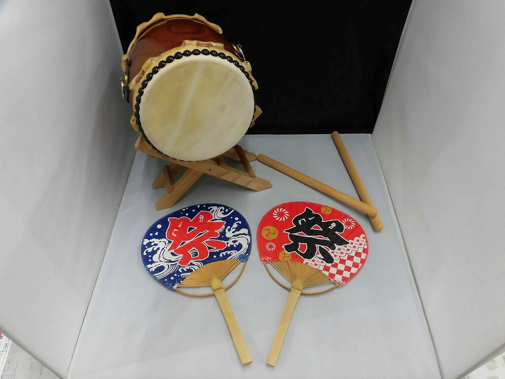 【ご注意】商品は店頭・他ネットショップでも販売しておりますので、ご注文をいただいても売り切れの場合がございます。ご了承ください。ブランド名かわだたいここうぼう 川田太鼓工房商品名太鼓 セット 商品説明付属品は写真に写っているもので全てになります。付属品元箱,スタンド,バチ,うちわ（2種類）※主な付属品を記載するようしております。中古品の特性上、全ての付属品の正確な記載が難しいため詳細は掲載の写真にてご確認ください。付属品は写真にて【全て】掲載しております保証期間3ヶ月（返金保証）コンディションレベルA（良品）コンディションの備考【全体】キズまたは汚れが見当たりますが、全体的には使用感の少ない状態の良い中古品です※お客様のご都合によるサイズ違いや状態による返品は受付ておりません。写真や内容を良くご確認のうえ、ご購入くださいませ配送方法宅配便商品番号kmd122719559在庫お問合せ先【ワットマンテック鎌倉手広店】　0467-38-1760【ご注意】当社オンラインショップ以外で情報、商品写真、画像、文章等を無断で転用しているページは偽サイトであり当店とは一切関係がございませんのでご注意ください。接続先のURLをご確認ください。楽天市場URL：https://www.rakuten.co.jp/楽天市場商品ページ：https://item.rakuten.co.jp/●●●《かわだたいここうぼう》川田太鼓工房太鼓 セット u1207885884