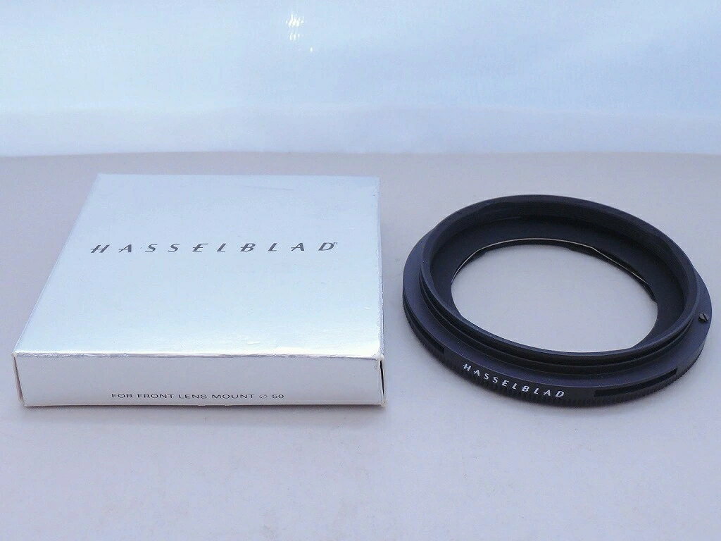 【ご注意】商品は店頭・他ネットショップでも販売しておりますので、ご注文をいただいても売り切れの場合がございます。ご了承ください。ブランド名ハッセルブラッド HASSELBLAD商品名蛇腹フード用取付リング 40679商品説明HASSELBLAD レンズ取付用リング 40679 B50(Cレンズ80-250mm)用 外観：目立ったキズや塗装はげはなく、使用感はほとんどなくキレイな美品です。付属品箱※主な付属品を記載するようしております。中古品の特性上、全ての付属品の正確な記載が難しいため詳細は掲載の写真にてご確認ください。付属品は写真にて【全て】掲載しております保証期間10日間（初期返金保証）コンディションレベルA（良品）コンディションの備考【全体】キズまたは汚れが見当たりますが、全体的には使用感の少ない状態の良い中古品です※お客様のご都合によるサイズ違いや状態による返品は受付ておりません。写真や内容を良くご確認のうえ、ご購入くださいませ配送方法宅配便商品番号cbd116738121在庫お問合せ先【ワットマンカメラ 横浜カメラ買取センター】　045-620-8914【ご注意】当社オンラインショップ以外で情報、商品写真、画像、文章等を無断で転用しているページは偽サイトであり当店とは一切関係がございませんのでご注意ください。接続先のURLをご確認ください。楽天市場URL：https://www.rakuten.co.jp/楽天市場商品ページ：https://item.rakuten.co.jp/●●●《ハッセルブラッド》HASSELBLAD蛇腹フード用取付リング 40679 u1223634826
